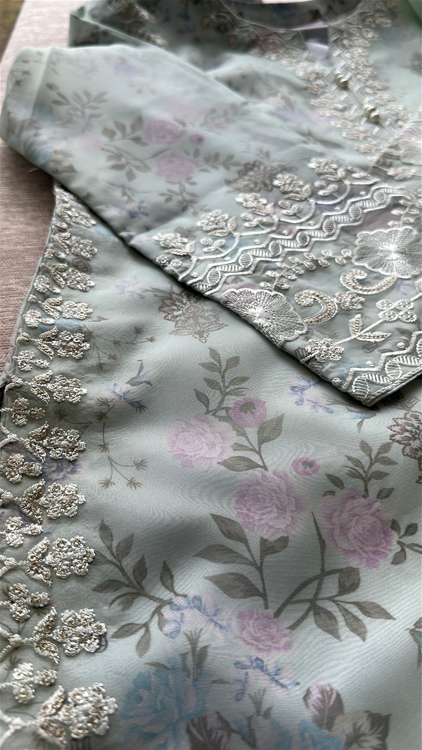 Mint Blossom – Soft Garden Elegance