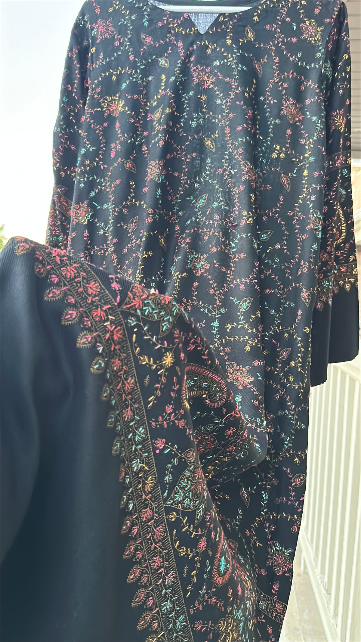 Rang-e-Shab Black Pashmina Kaftan – Embroidered