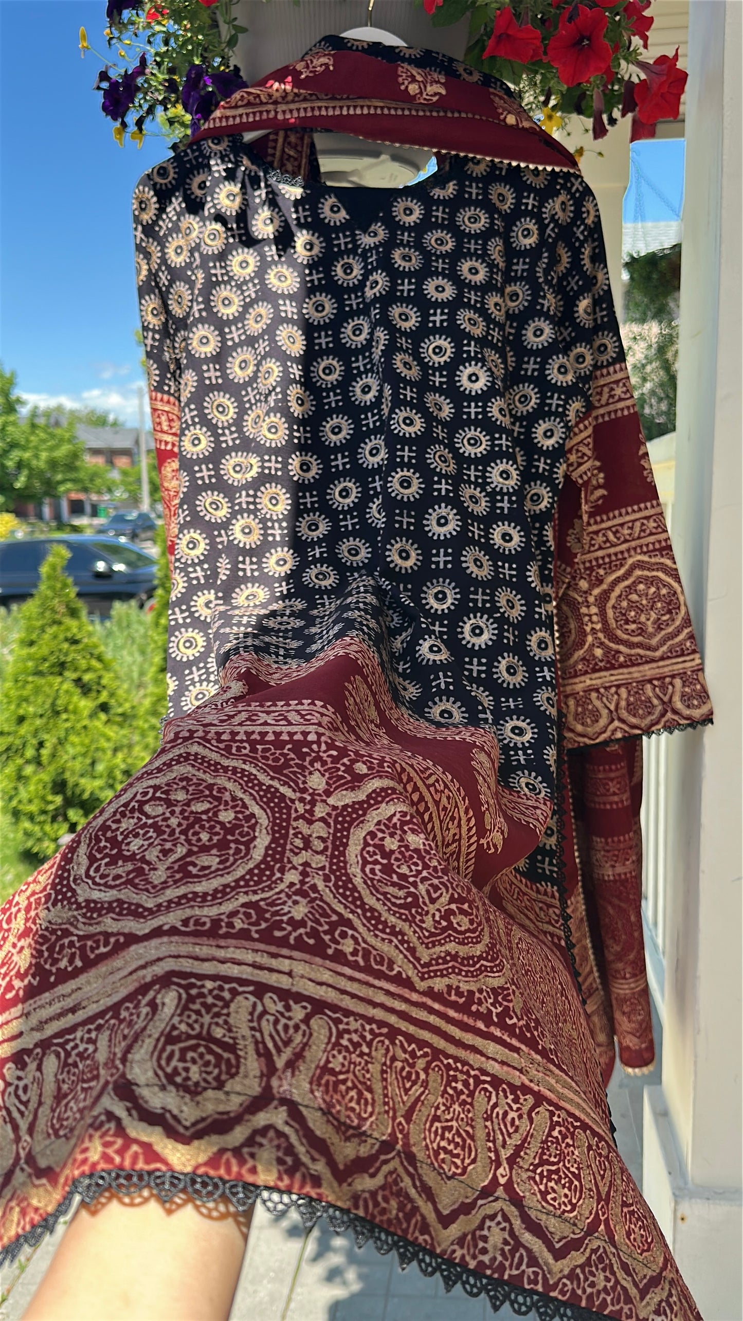 Zareen Noir – Heritage Woven in Gold