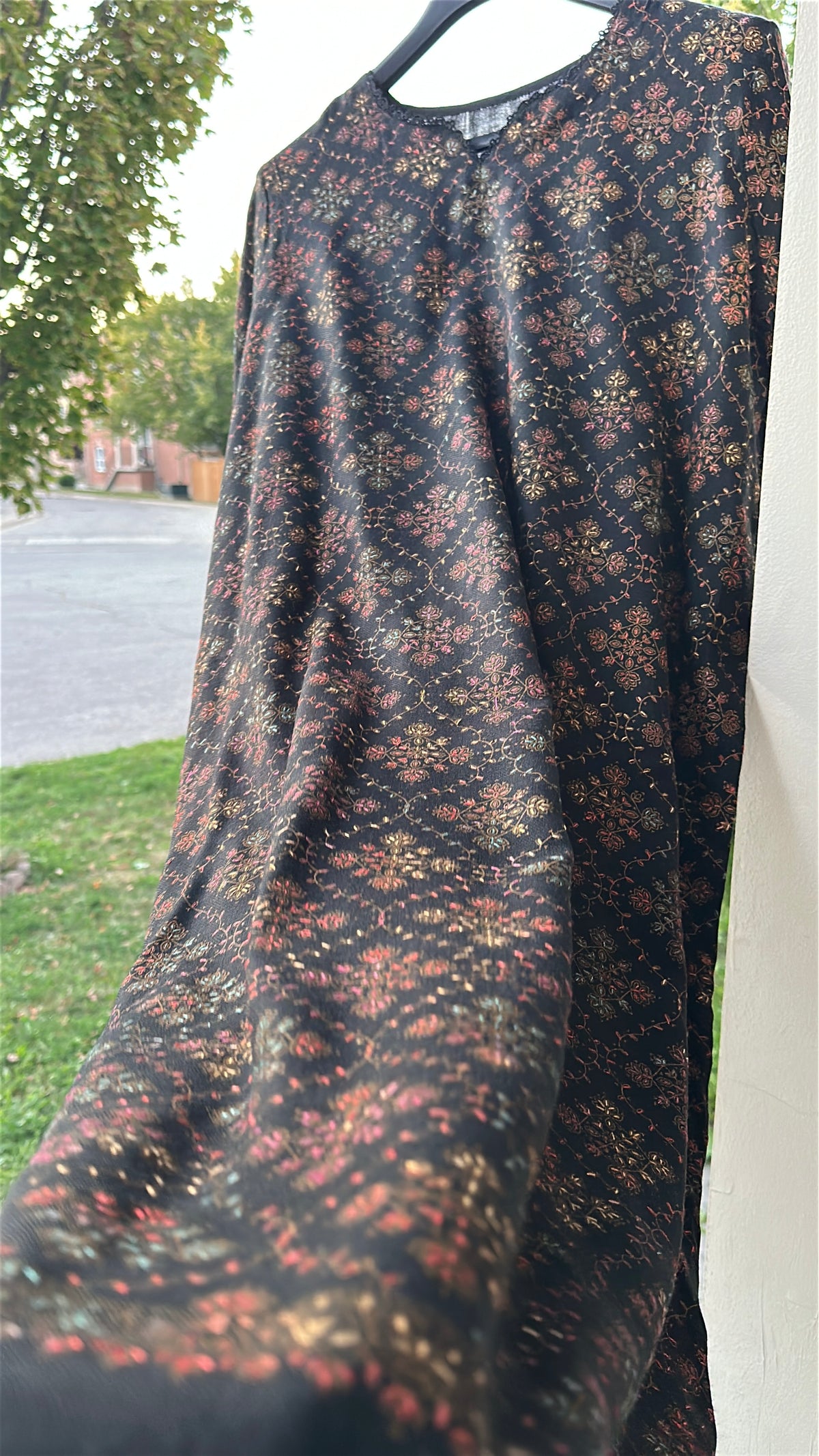 Gul-e-Meher Black Pashmina Kaftan – Embroidered