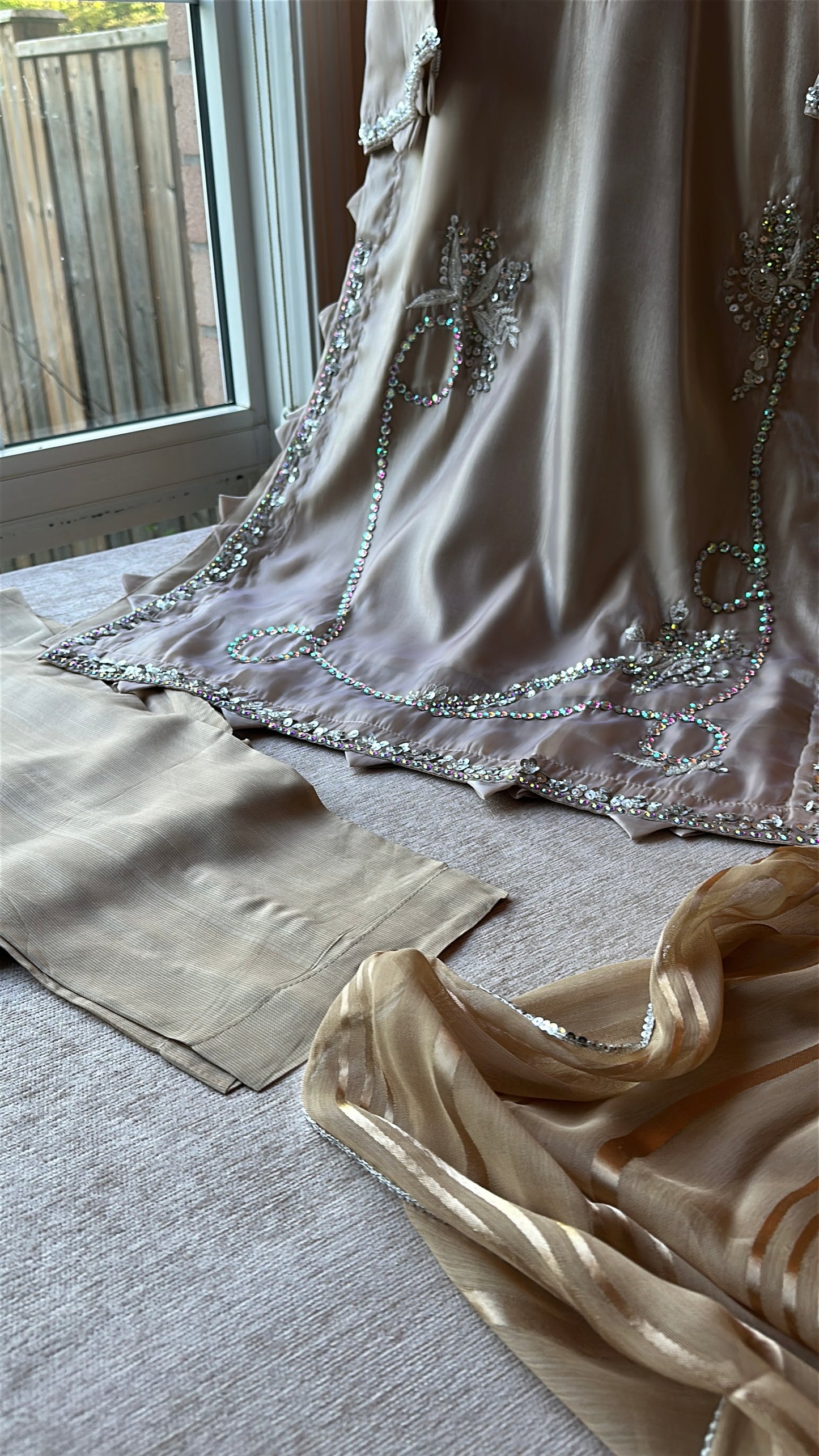 Champagne Aura Élan – Soft Sparkle, Timeless Luxury