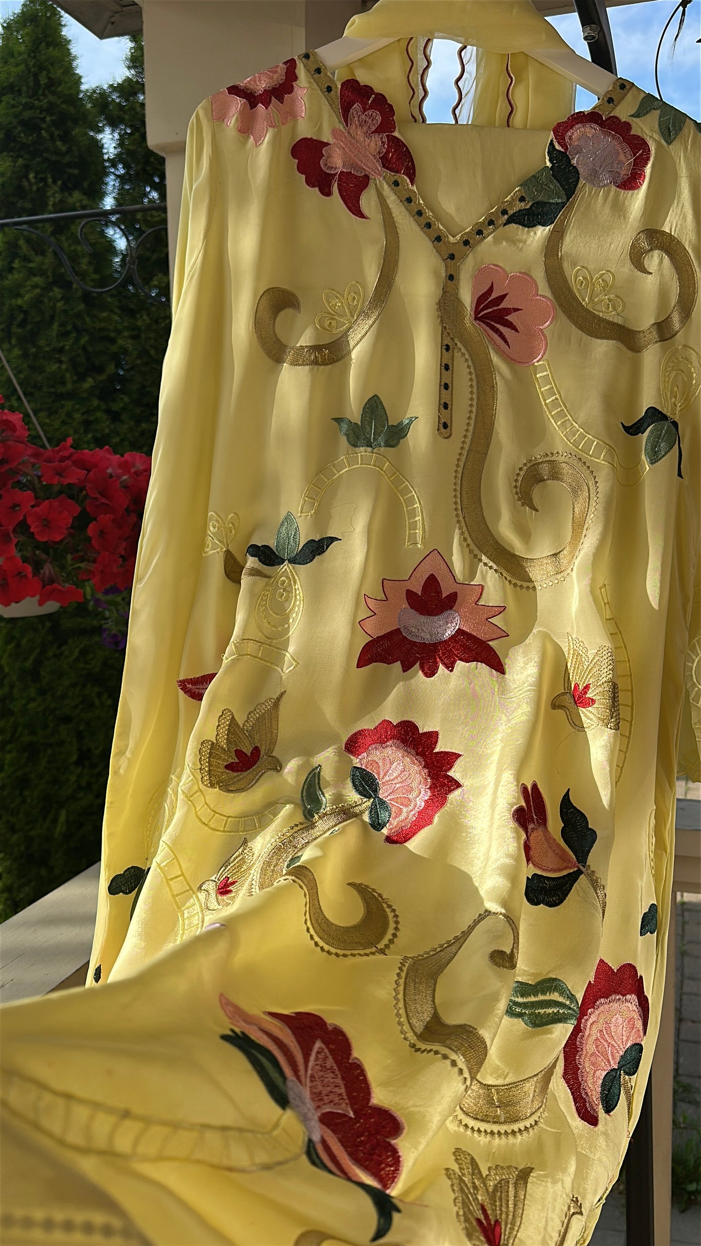Sunlit Bloom – A Garden in Motion