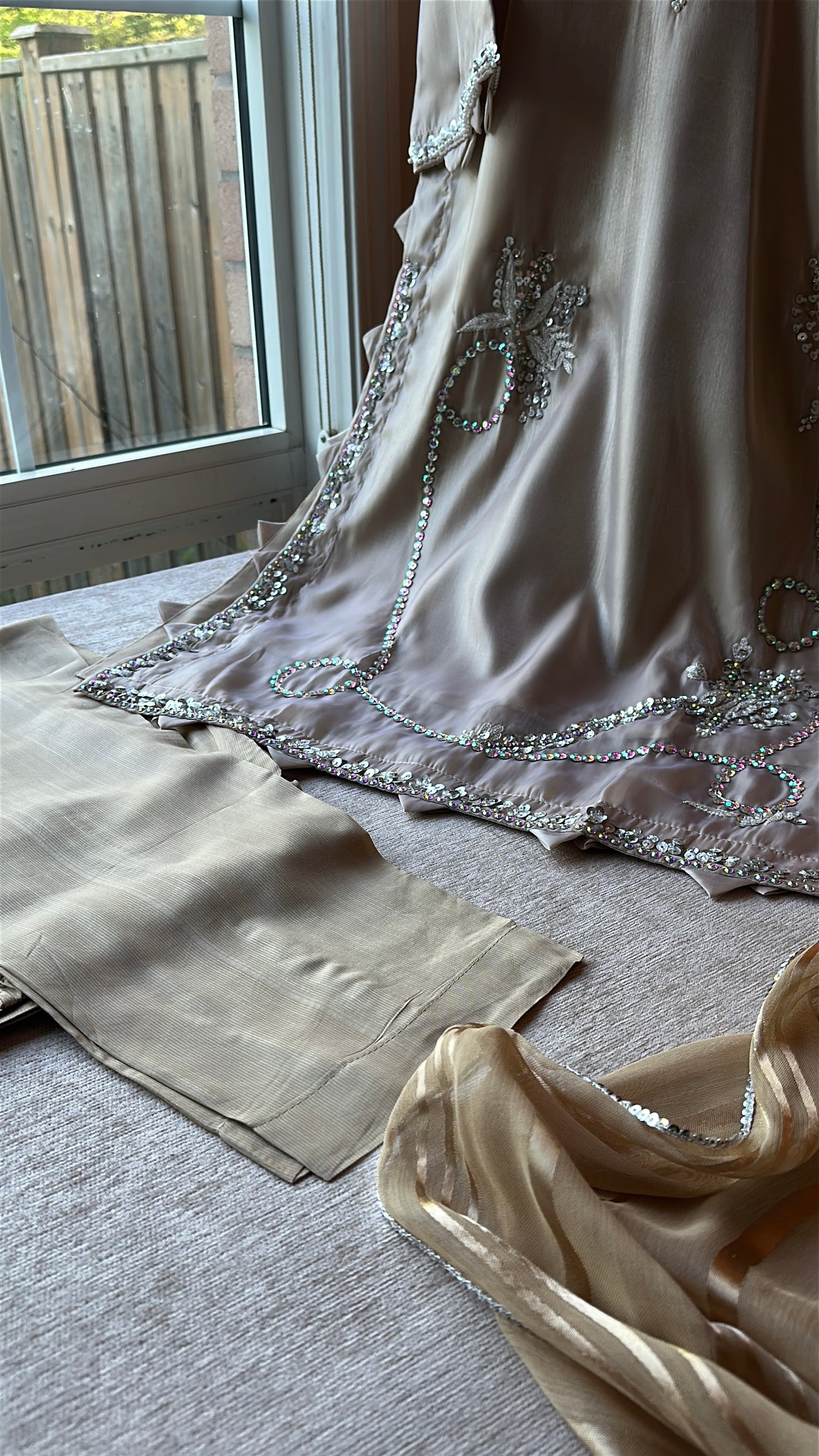 Champagne Aura Élan – Soft Sparkle, Timeless Luxury