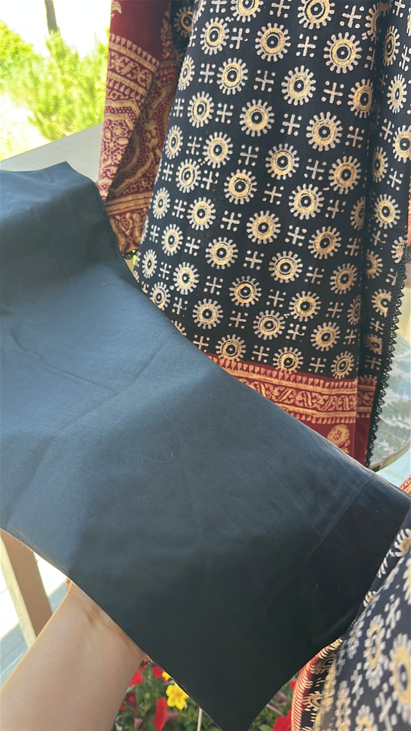 Zareen Noir – Heritage Woven in Gold