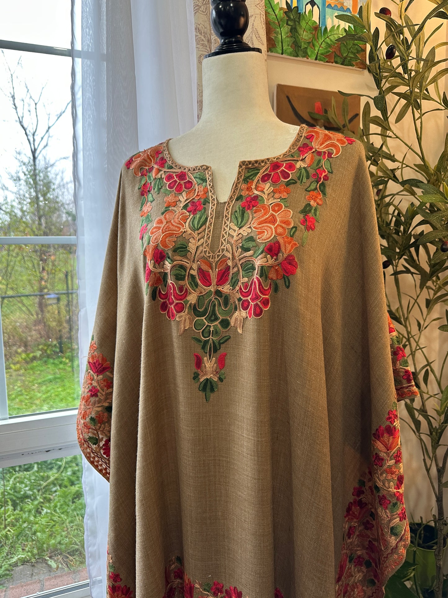 Sahara-e-Gulaab – Timeless Pashmina Poncho