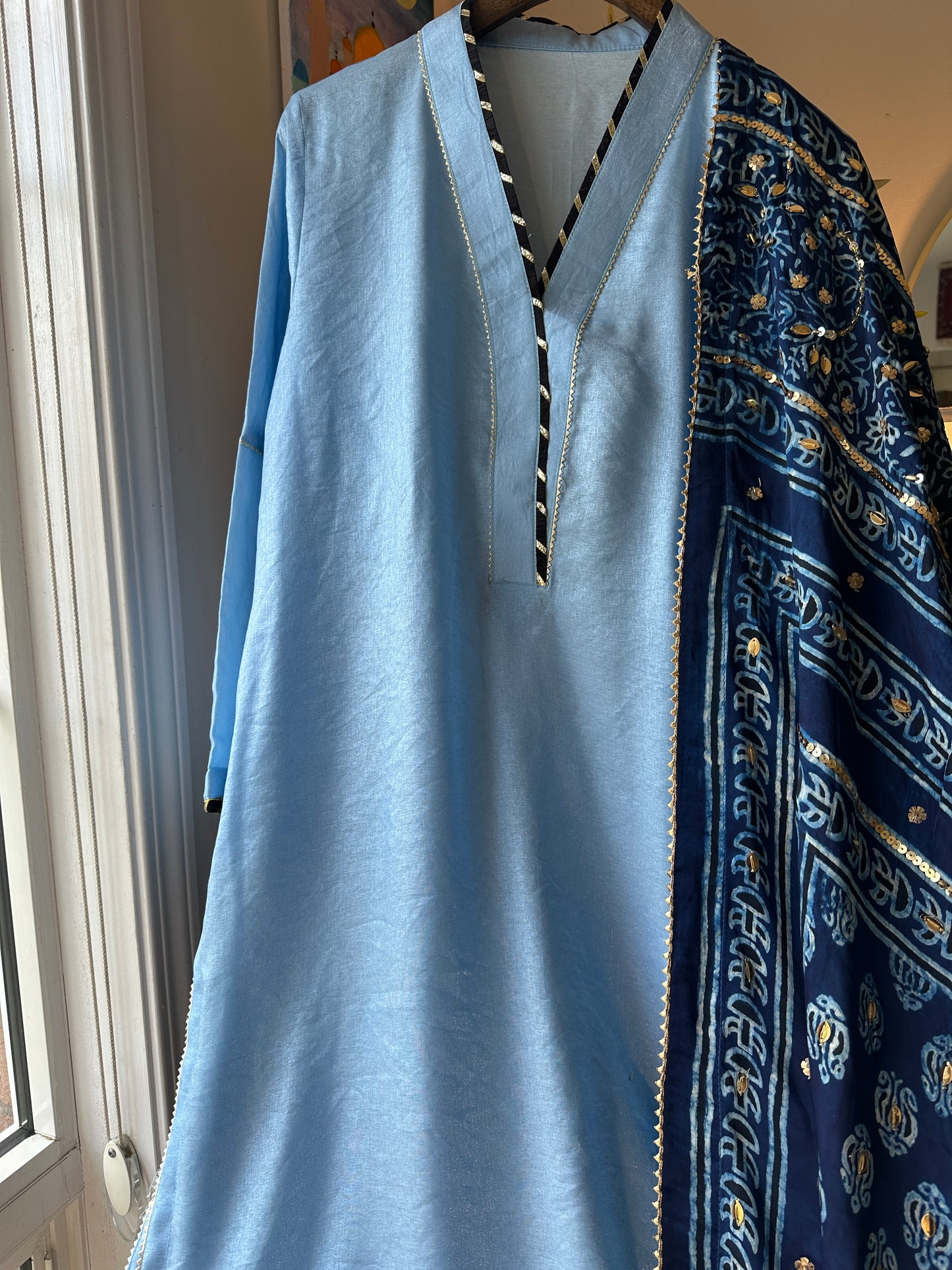 Aabshaar Ajrak Élan – Flowing Grace in Timeless Blue