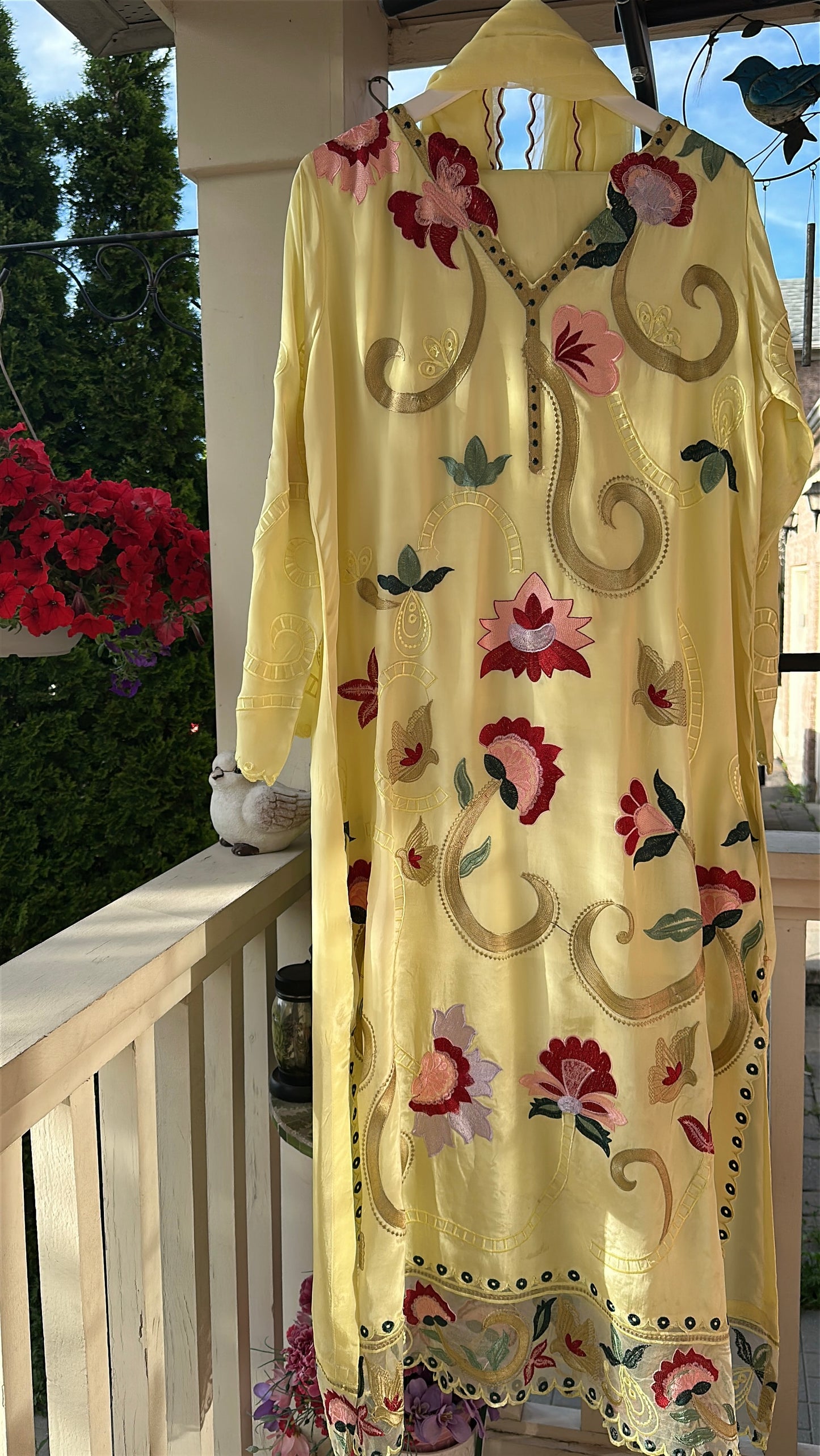 Sunlit Bloom – A Garden in Motion
