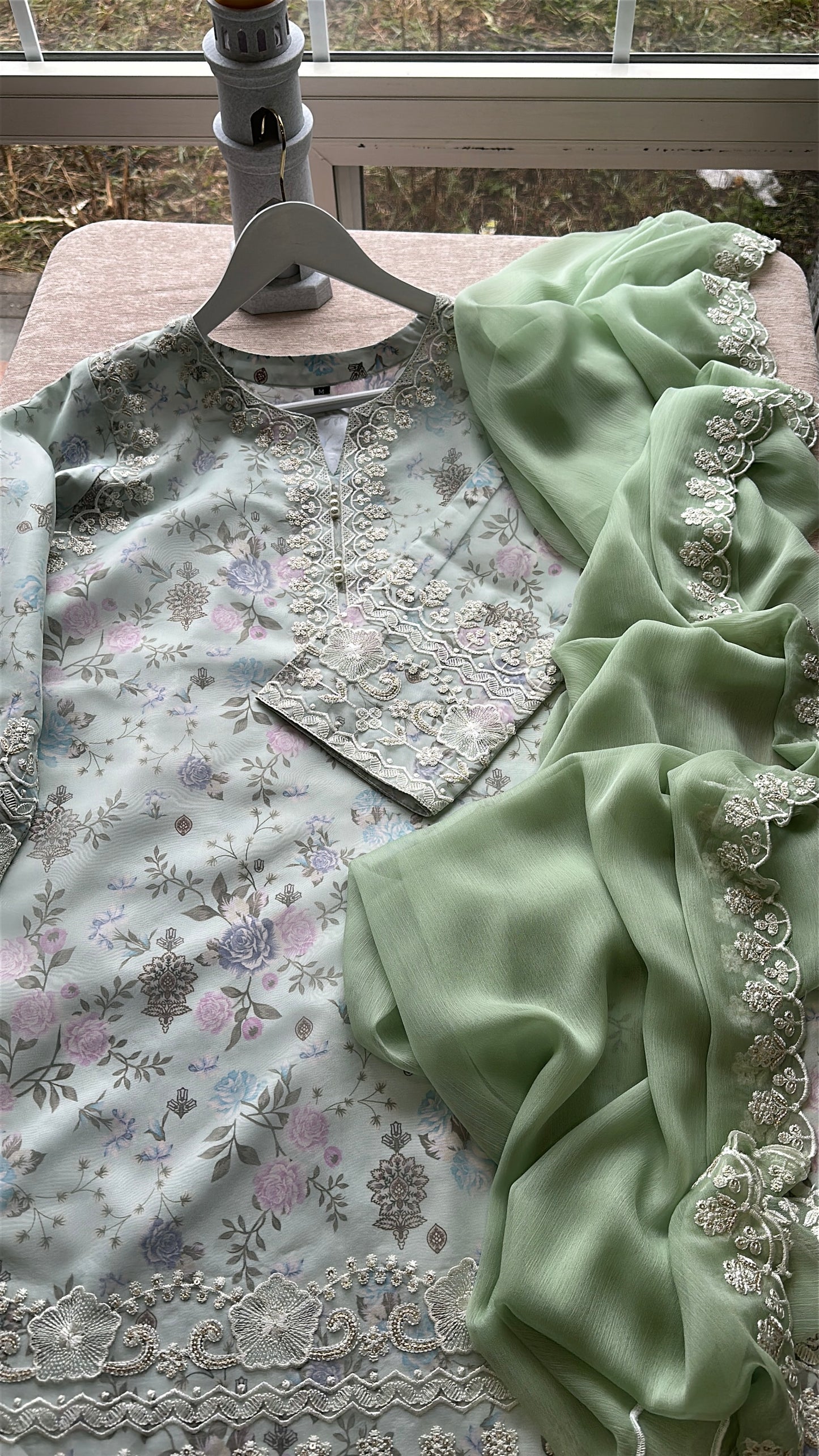Mint Blossom – Soft Garden Elegance