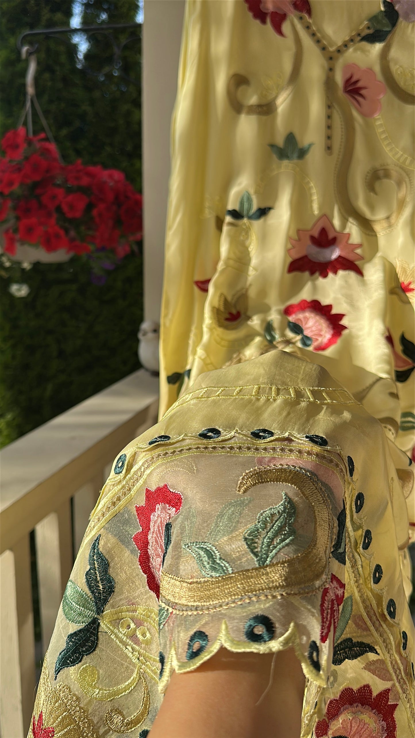 Sunlit Bloom – A Garden in Motion