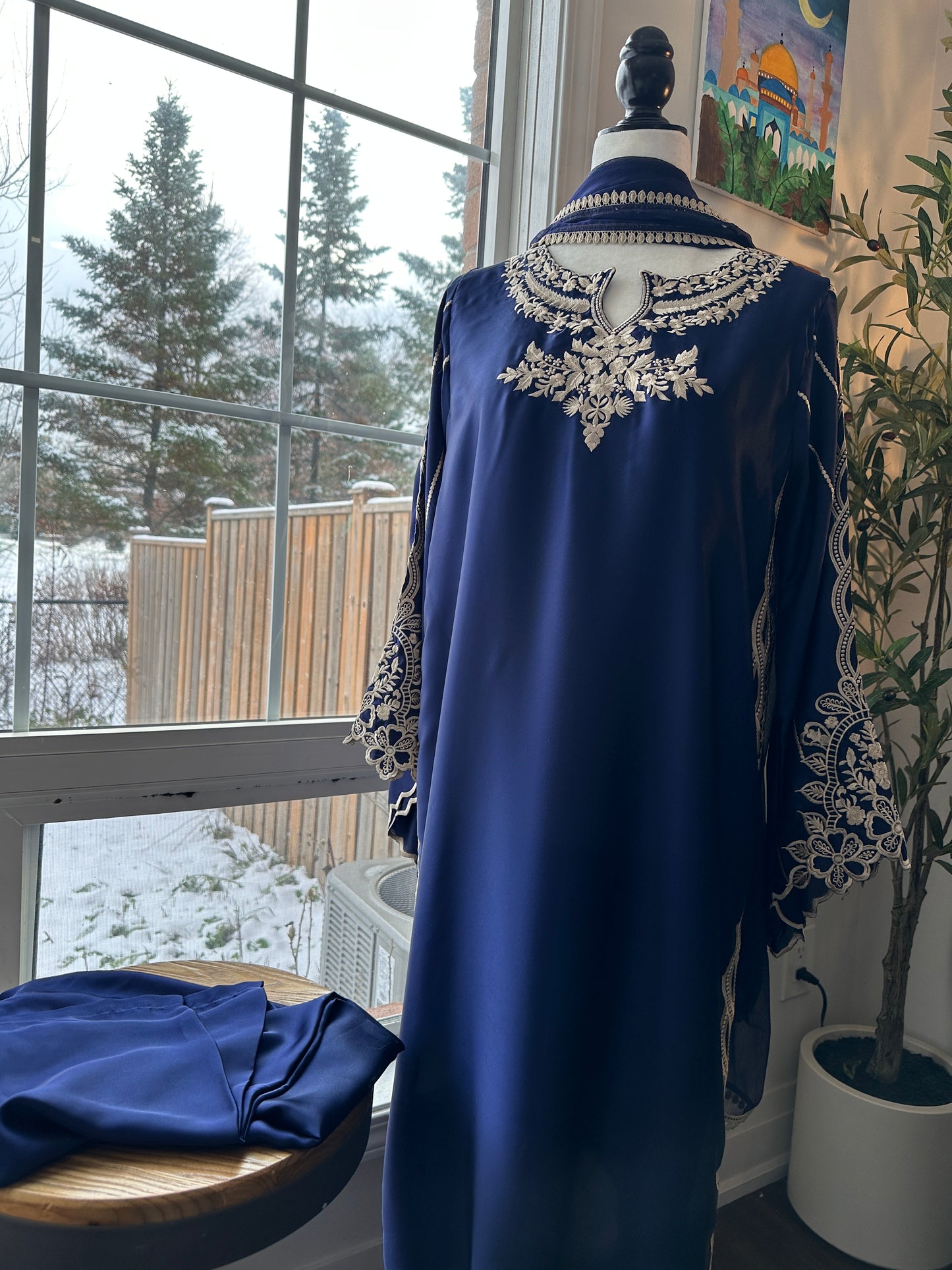 Neel-e-Royaale – The Royal Embroidered Ensemble