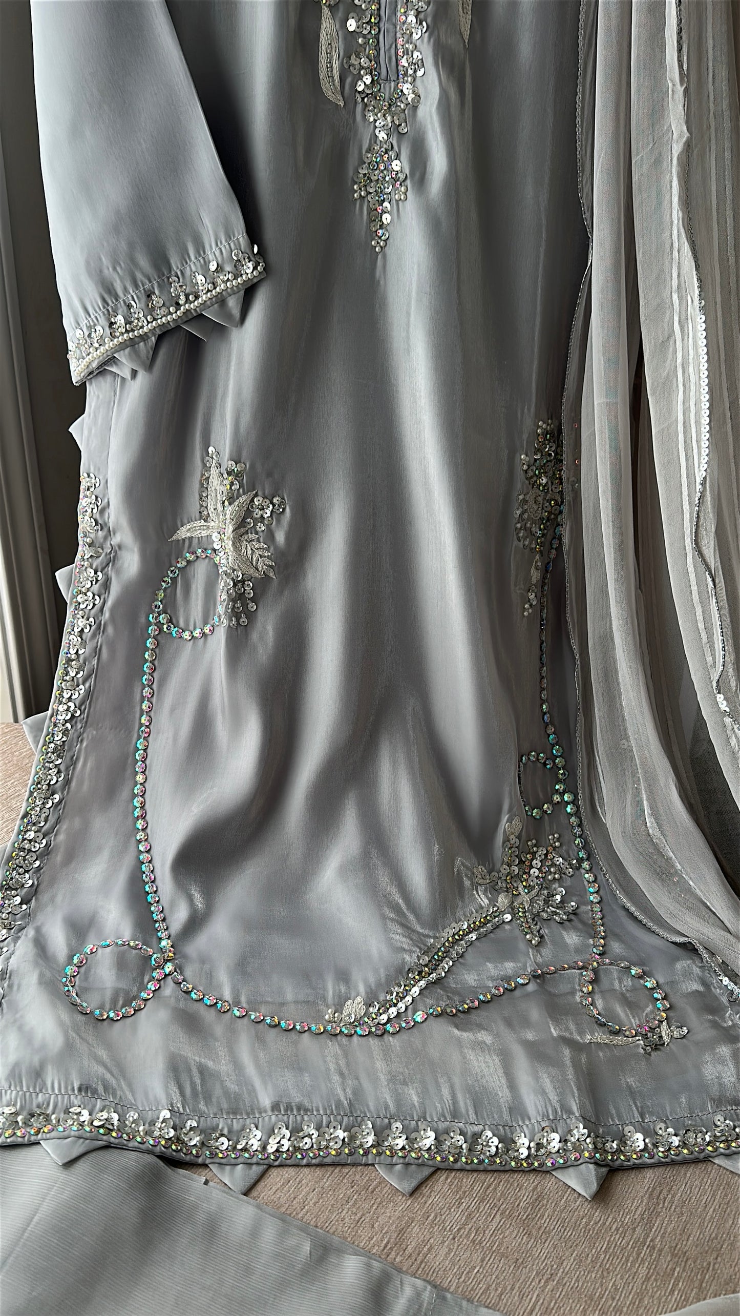Lunar Mist Élan – Soft Glamour in Every Detail