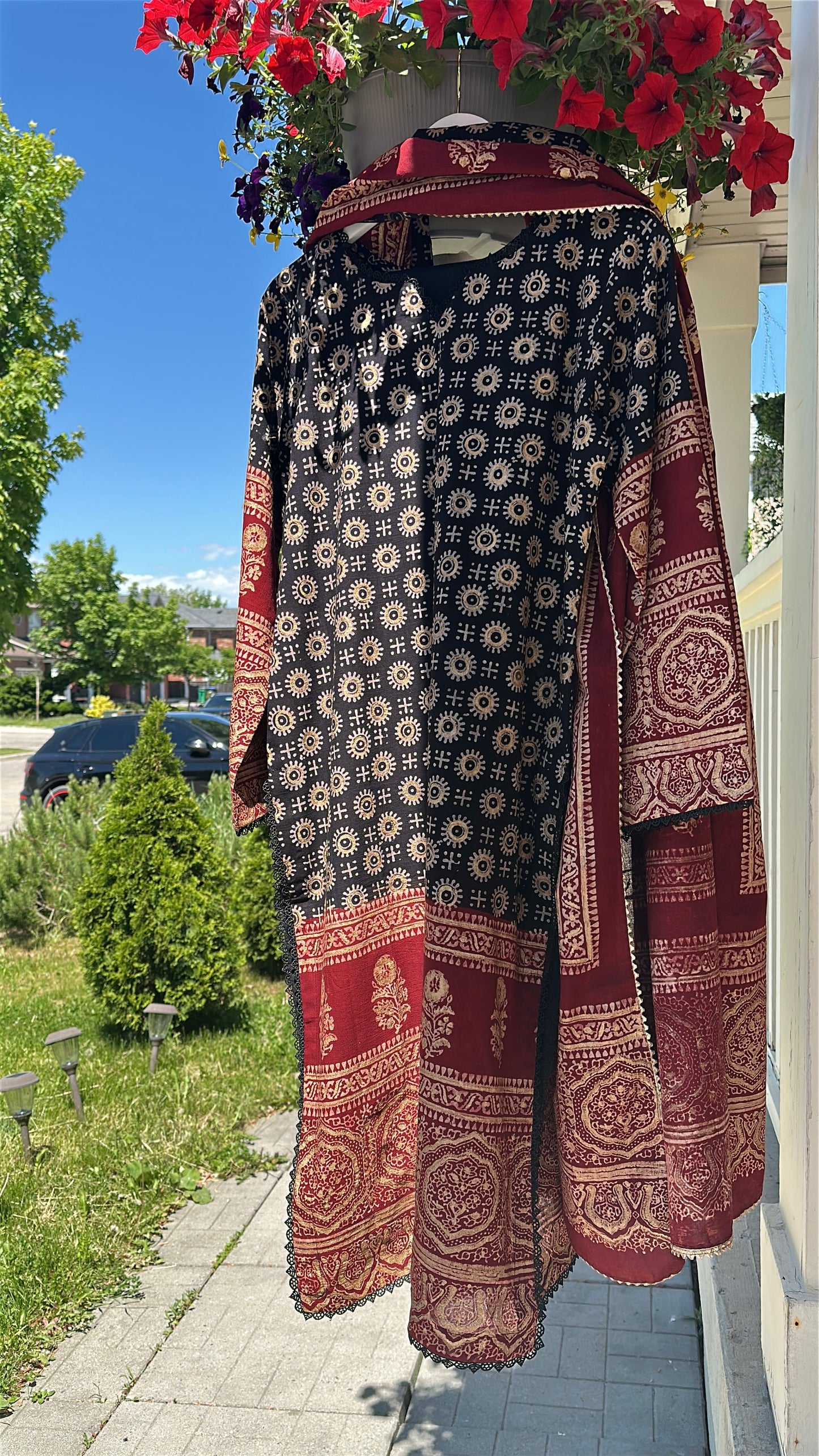 Zareen Noir – Heritage Woven in Gold