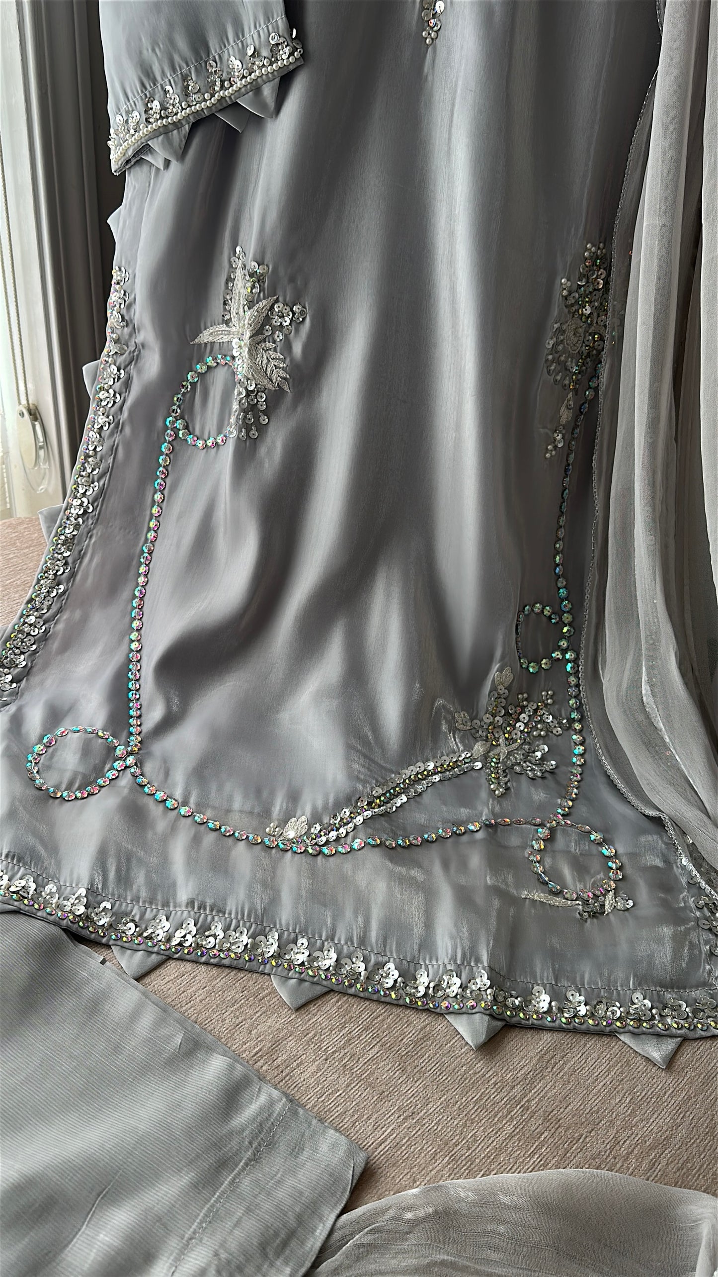 Lunar Mist Élan – Soft Glamour in Every Detail