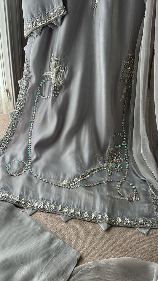 Lunar Mist Élan – Soft Glamour in Every Detail