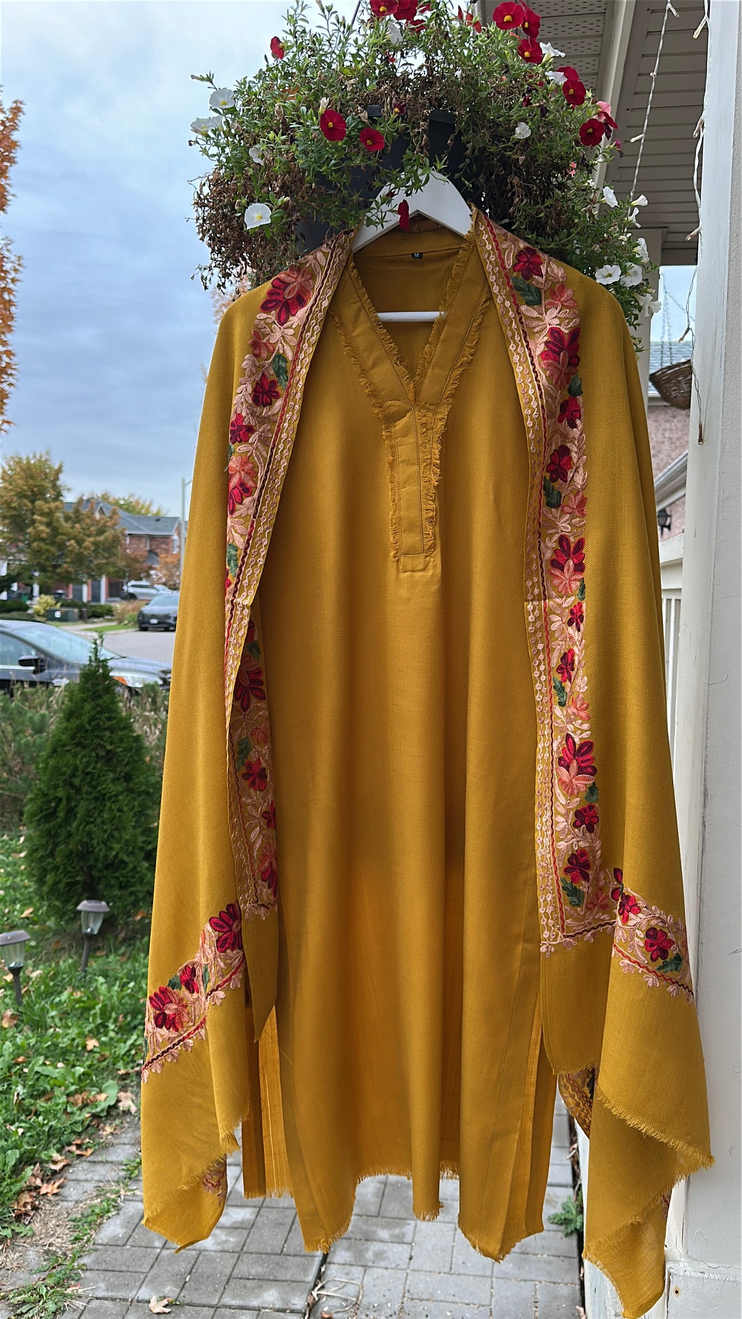 Mehran-e-Zard | Kashmiri Pashmina 3-Piece Embroidered Set