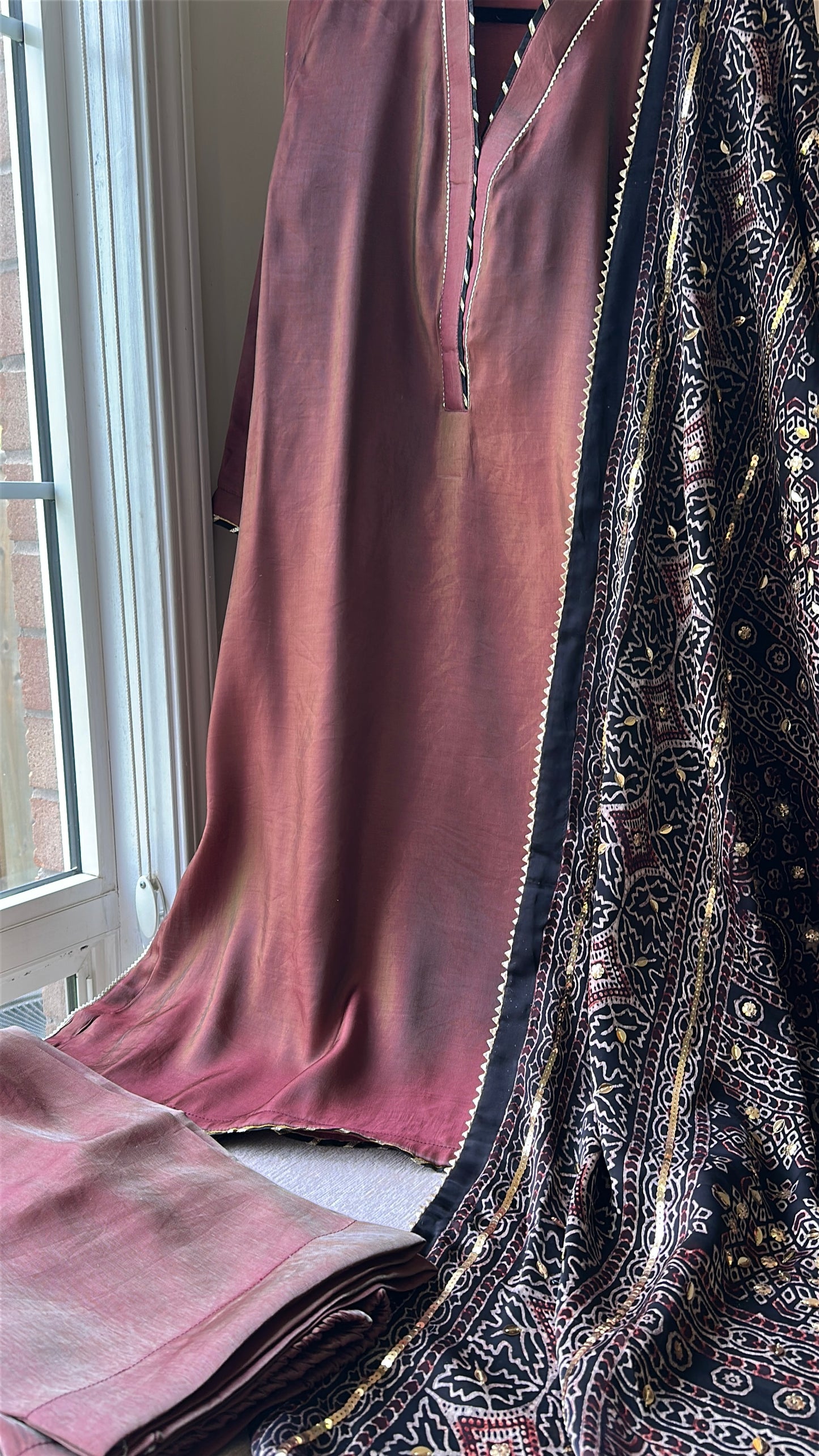 Rosé Noir Ajrak Élan – Where Soft Grace Meets Bold Heritage