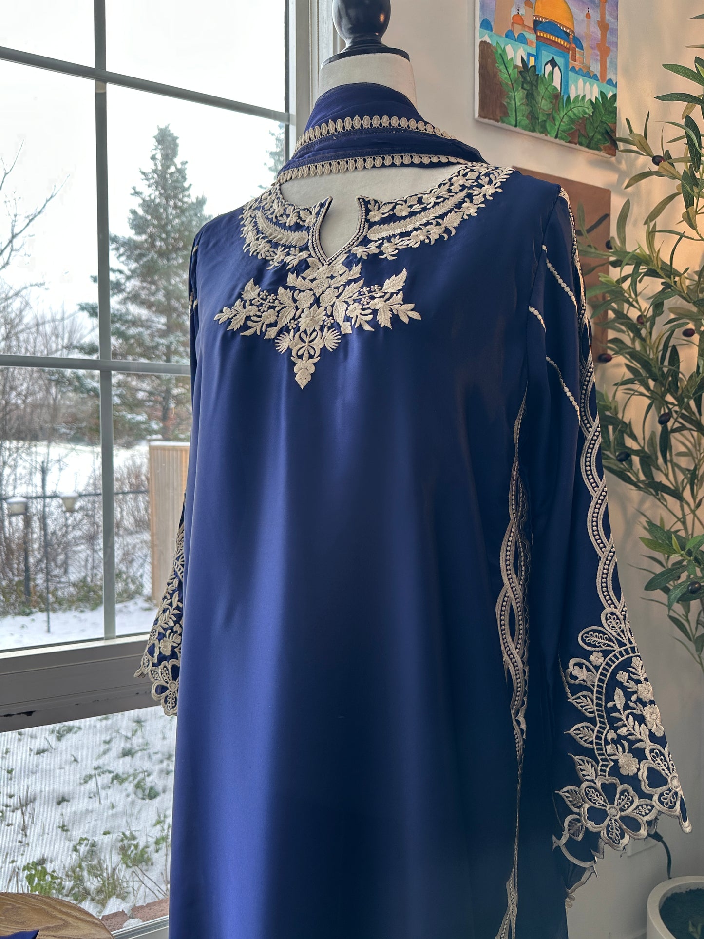 Neel-e-Royaale – The Royal Embroidered Ensemble