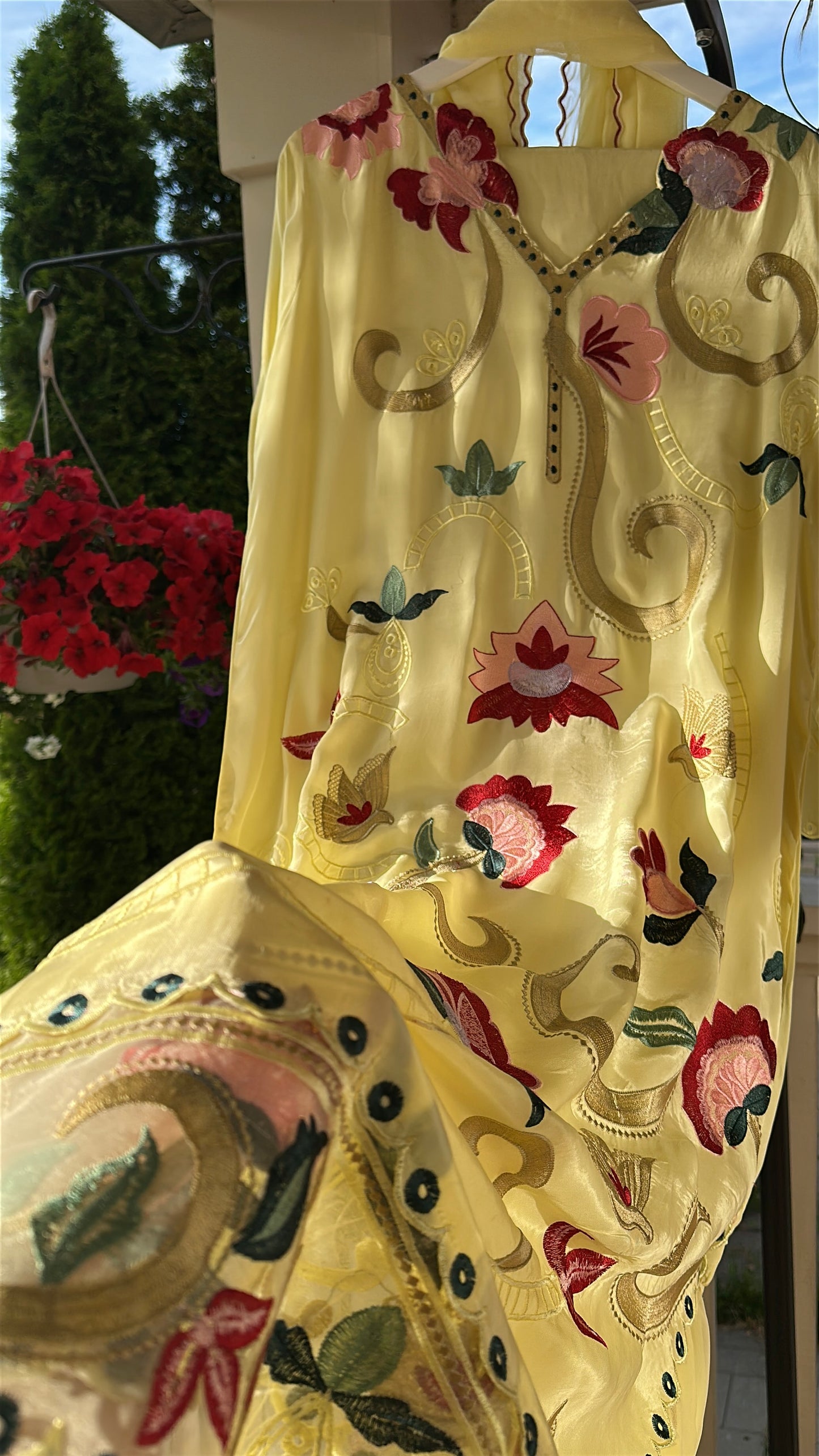 Sunlit Bloom – A Garden in Motion