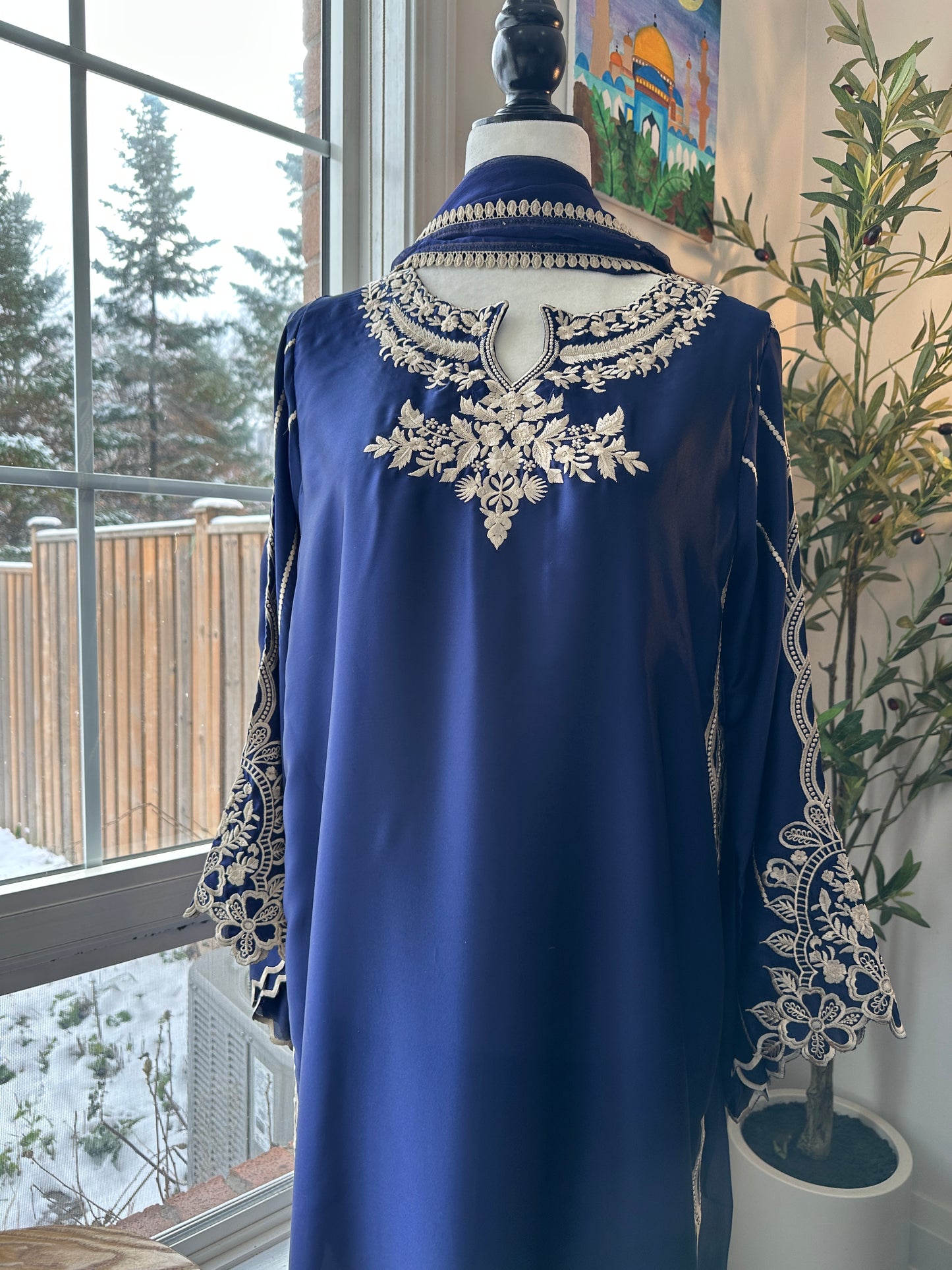 Neel-e-Royaale – The Royal Embroidered Ensemble