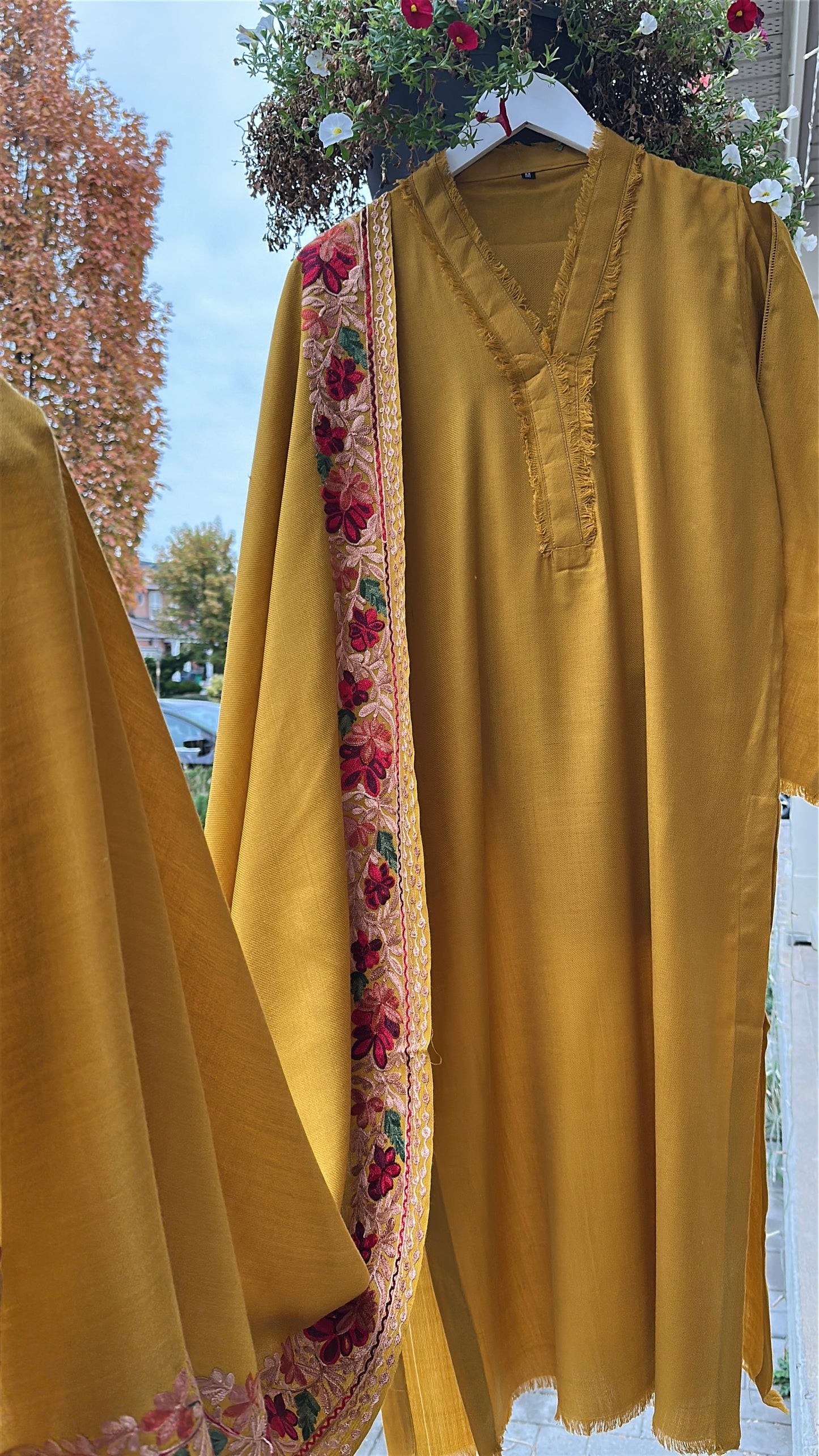 Mehran-e-Zard | Kashmiri Pashmina 3-Piece Embroidered Set