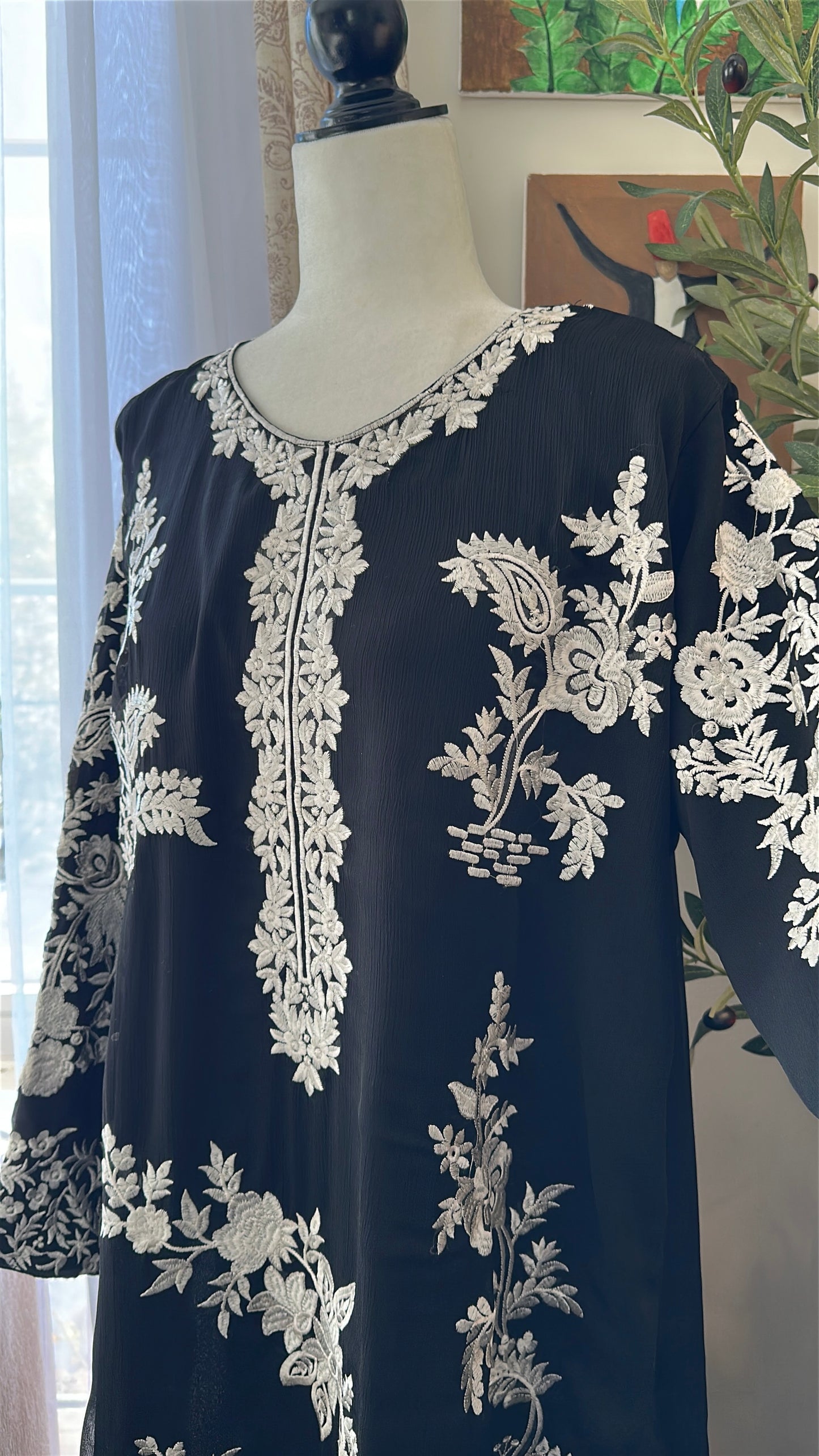 Noir Éclat – The Black & White Chiffon Ensemble