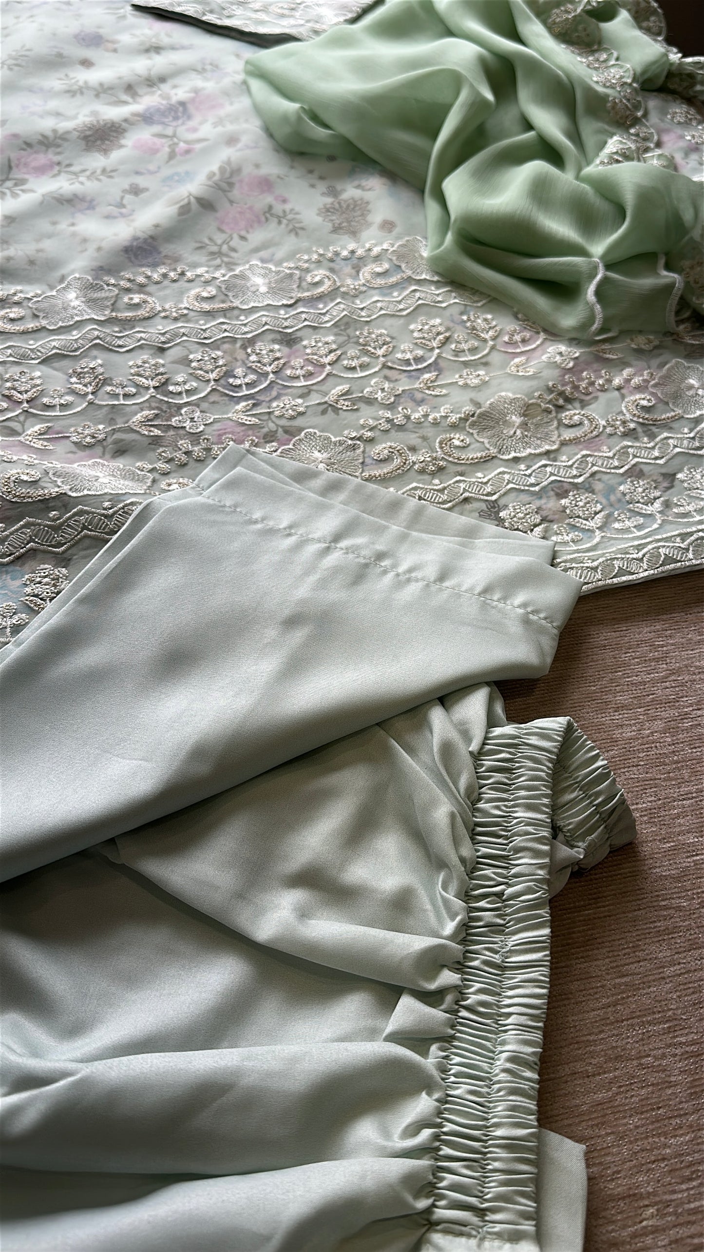 Mint Blossom – Soft Garden Elegance