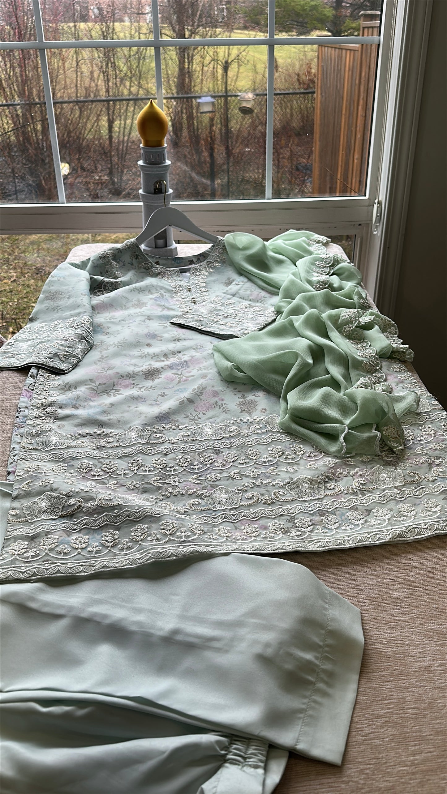 Mint Blossom – Soft Garden Elegance