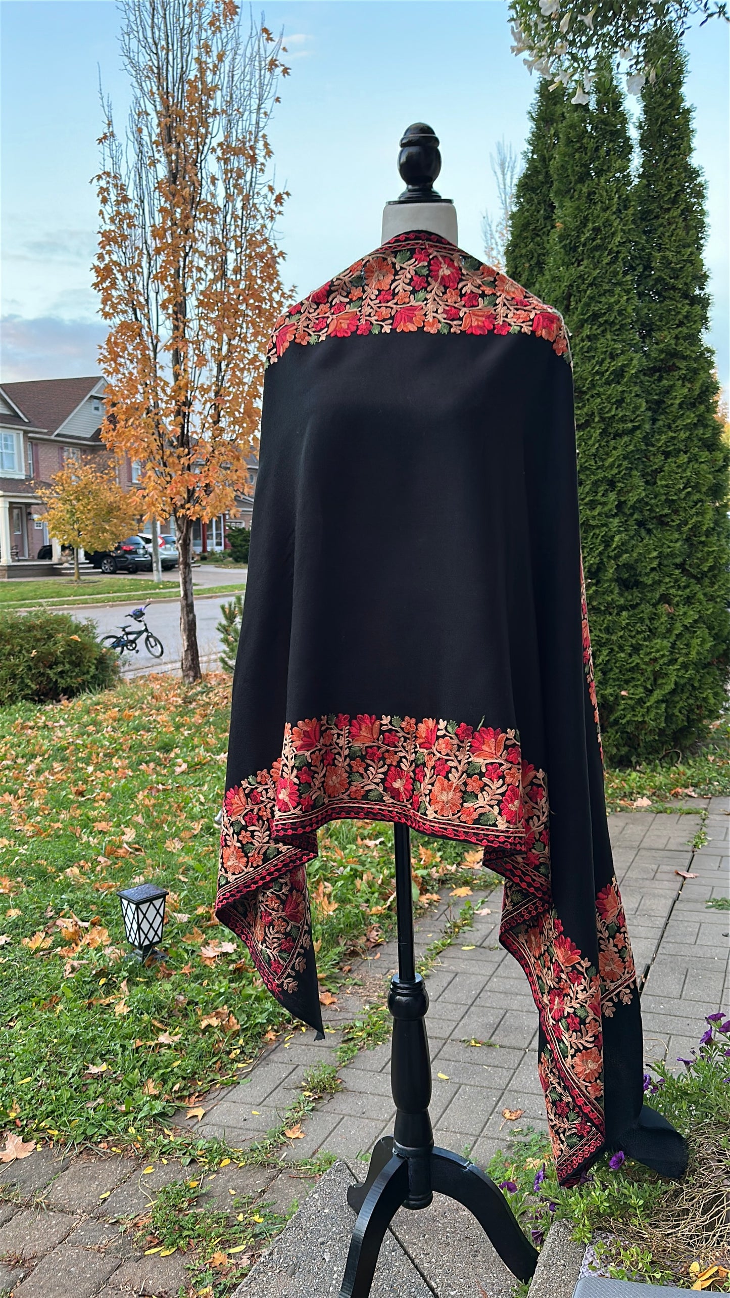 Shab-e-Gulzar – The Floral Night Shawl