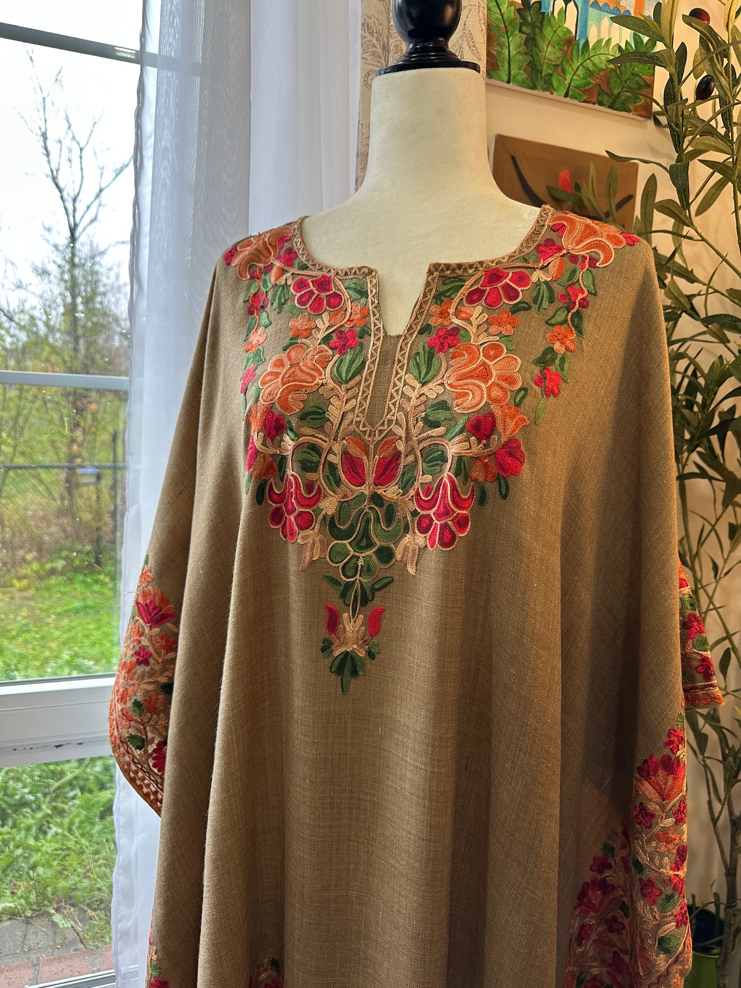 Sahara-e-Gulaab – Timeless Pashmina Poncho