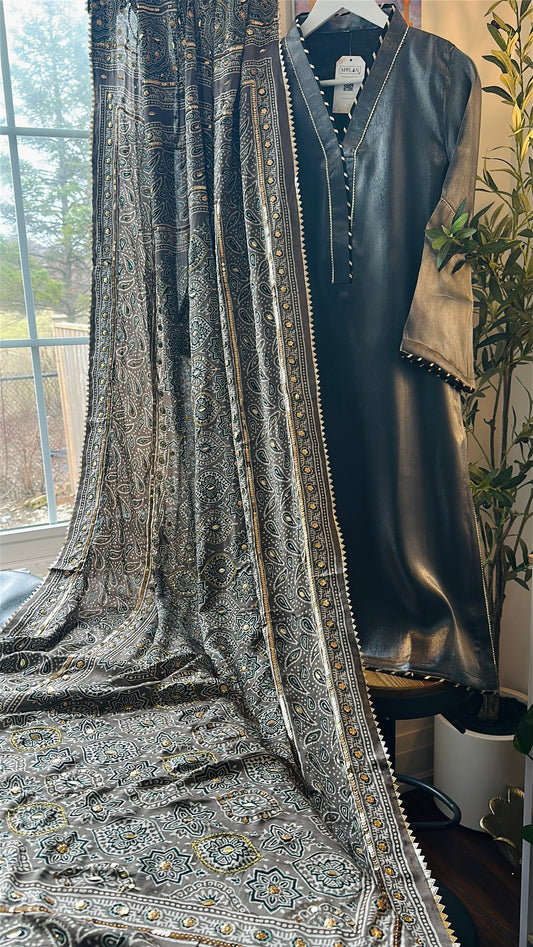 Ajrak Ash Noor Élan – Smoky Glow in Heritage Silk