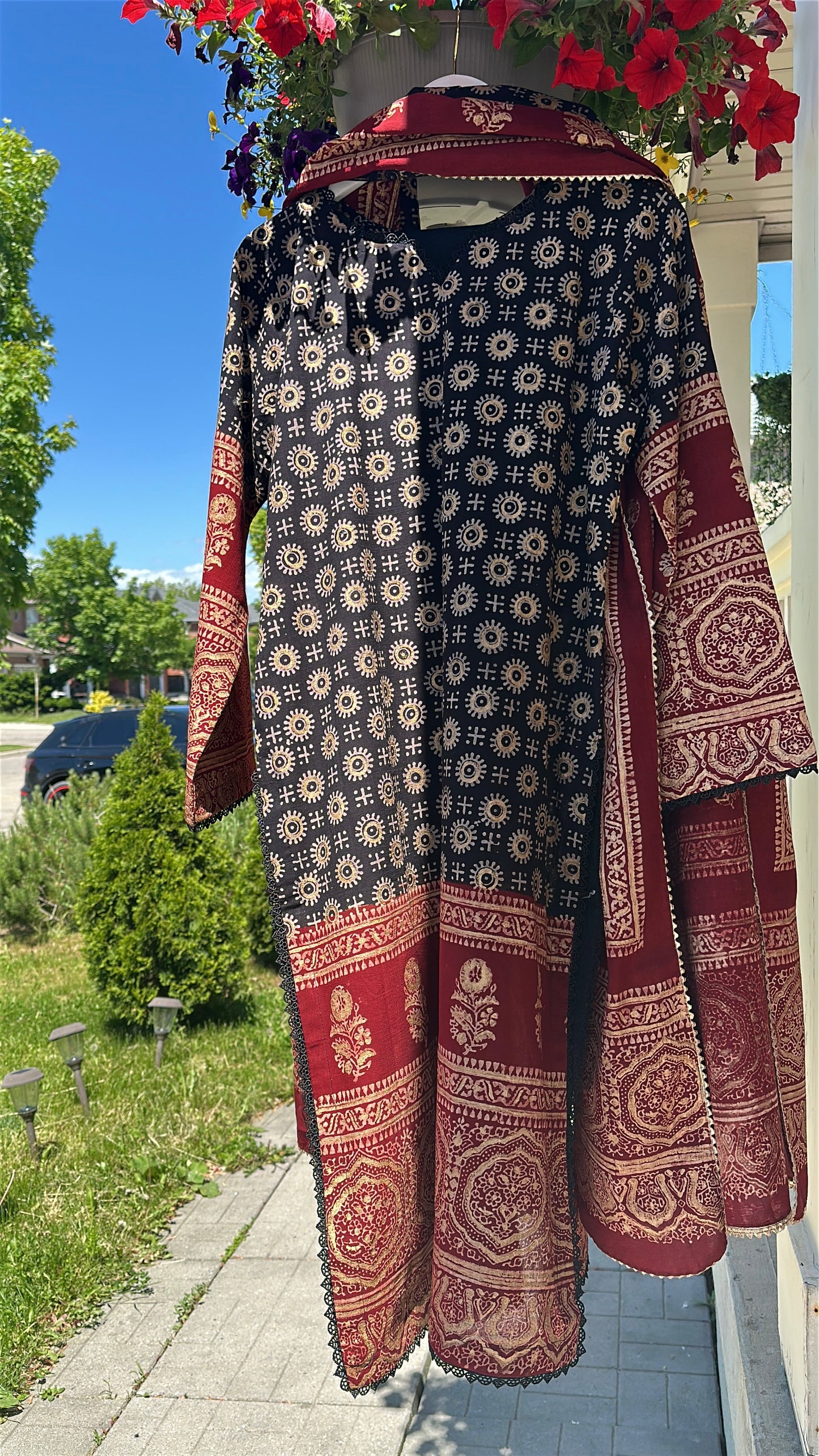 Zareen Noir – Heritage Woven in Gold
