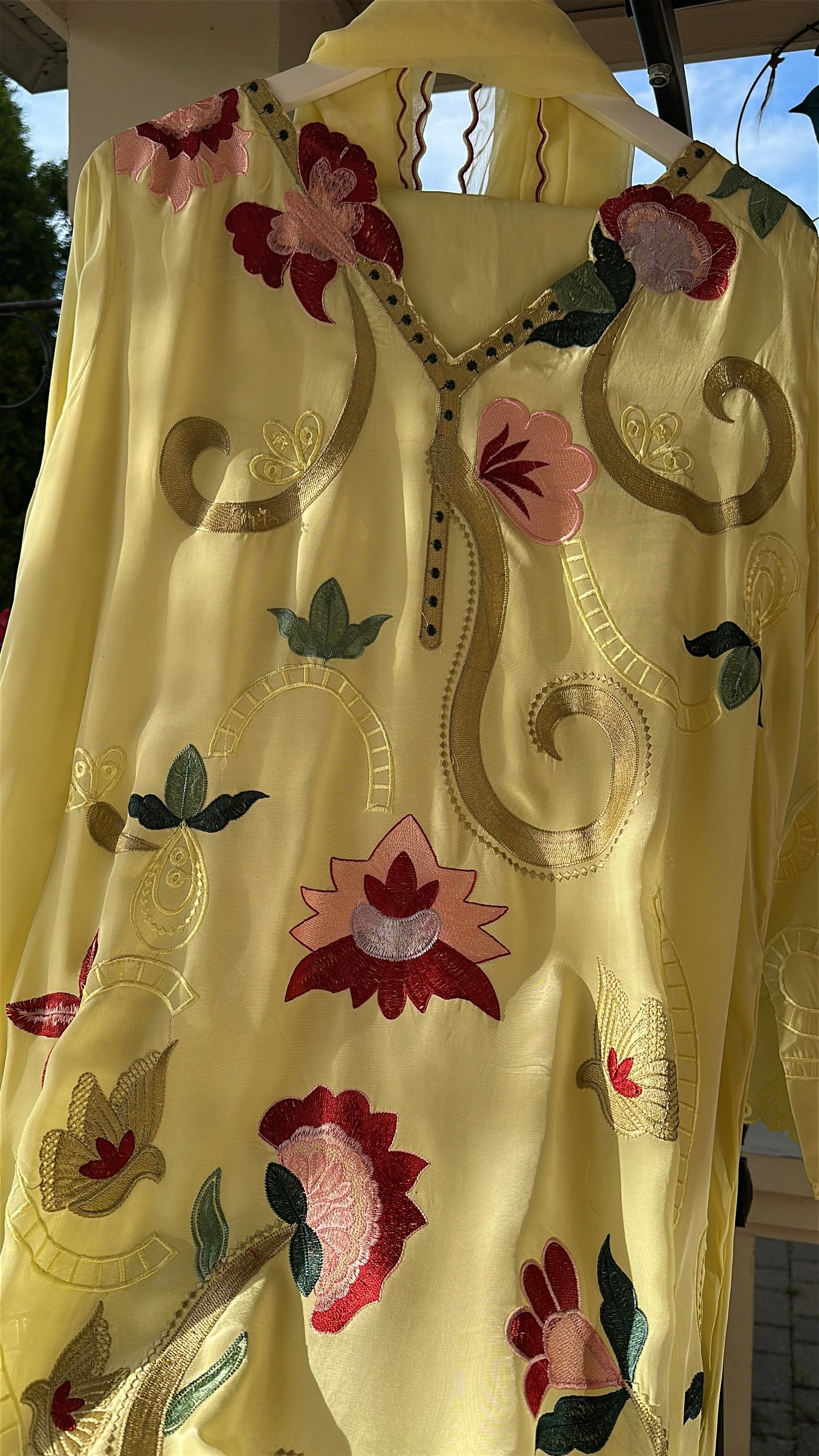 Sunlit Bloom – A Garden in Motion