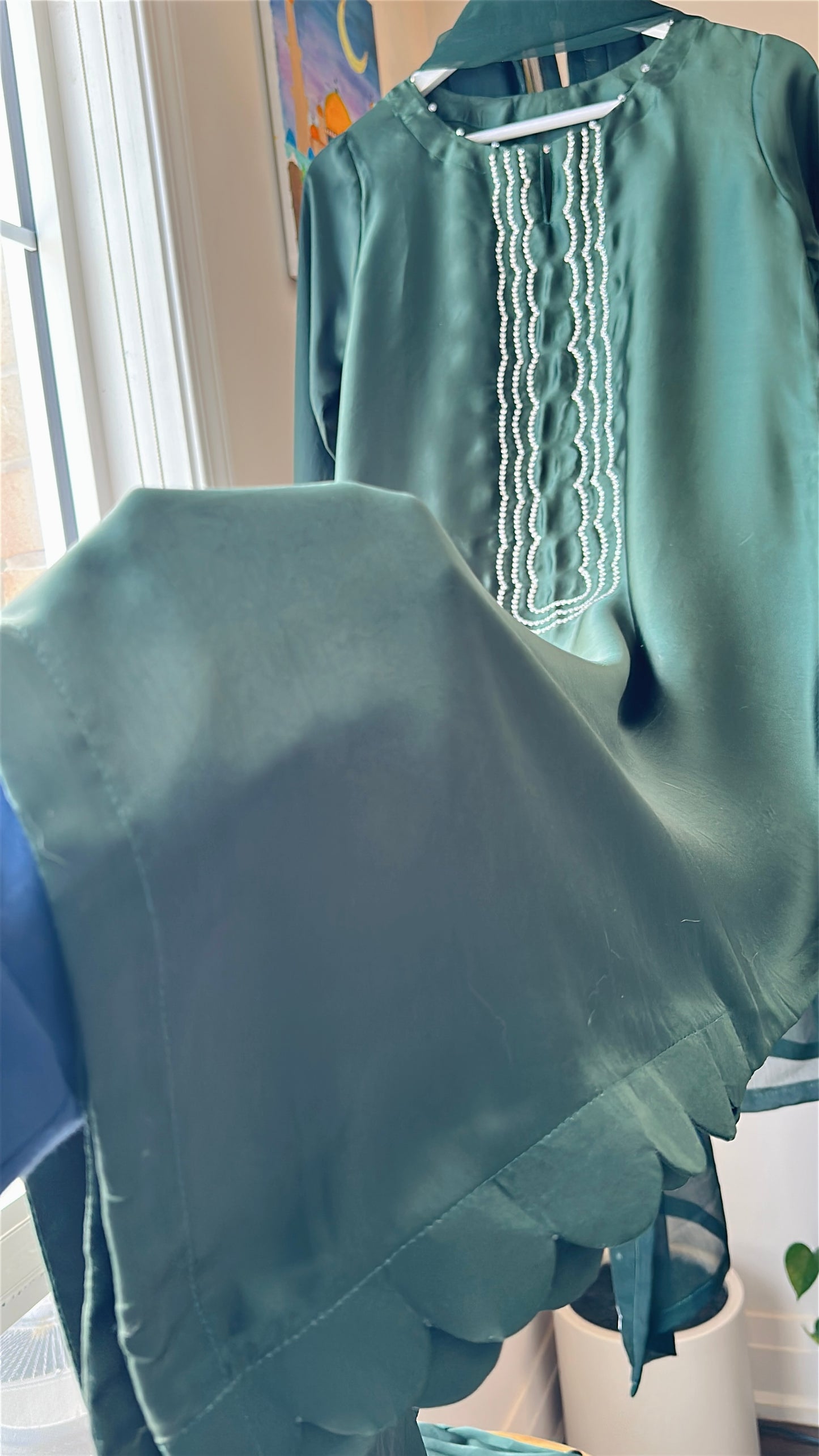 Emerald Nocturne – A Whisper of Regal Radiance