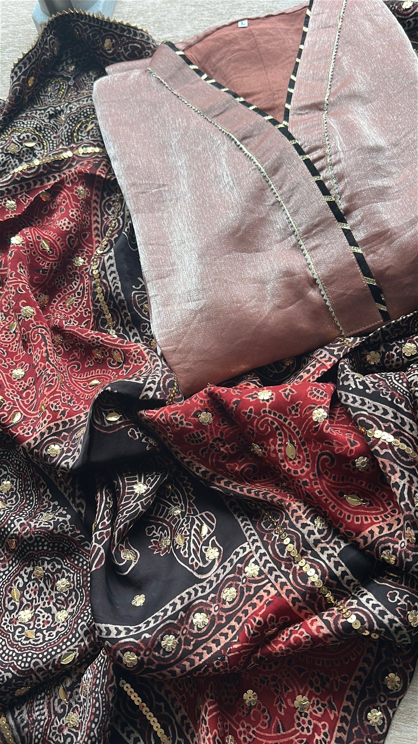 Dusty Rose Ajrak Élan – Soft Elegance, Rooted in Heritage