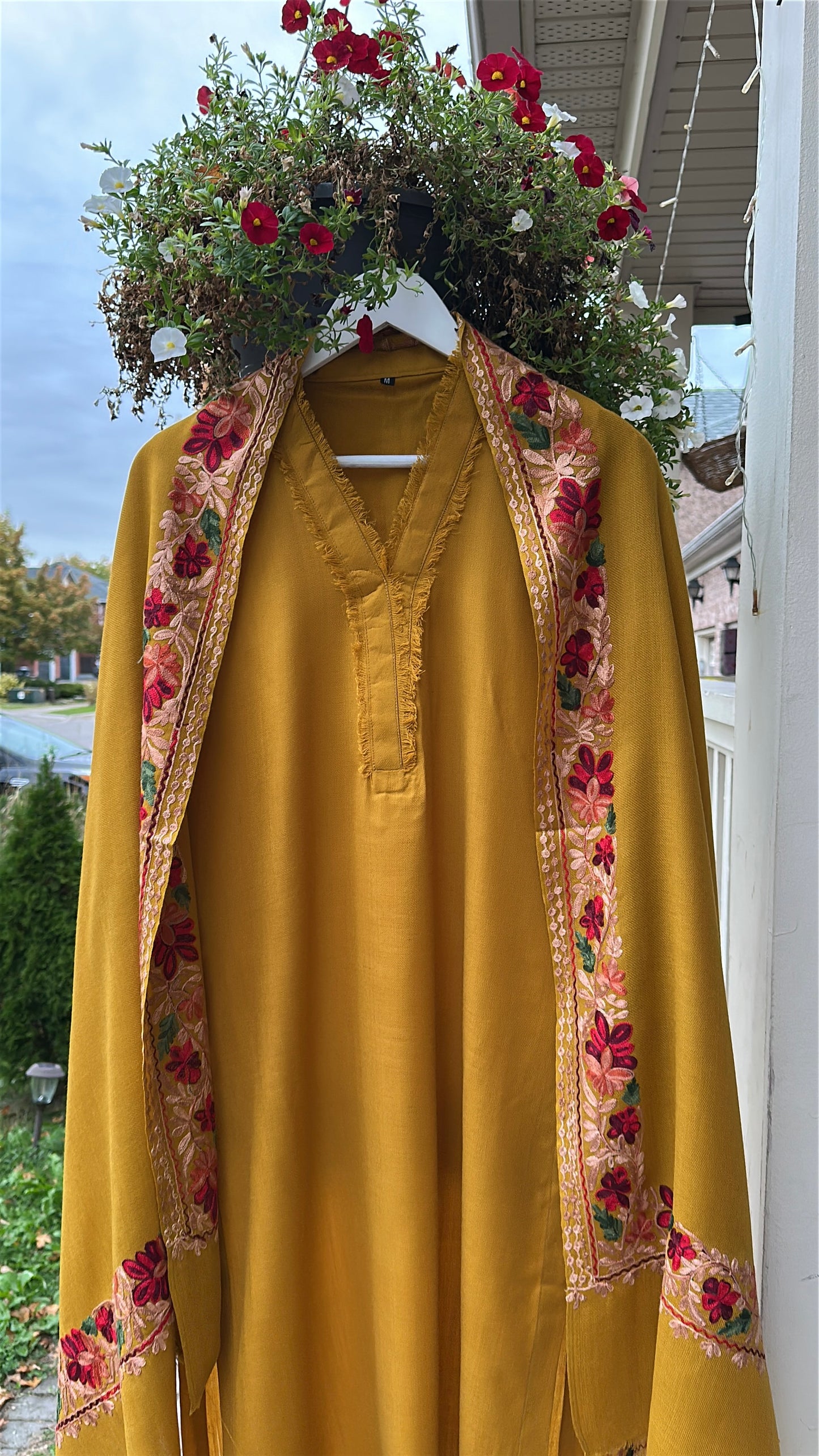 Mehran-e-Zard | Kashmiri Pashmina 3-Piece Embroidered Set