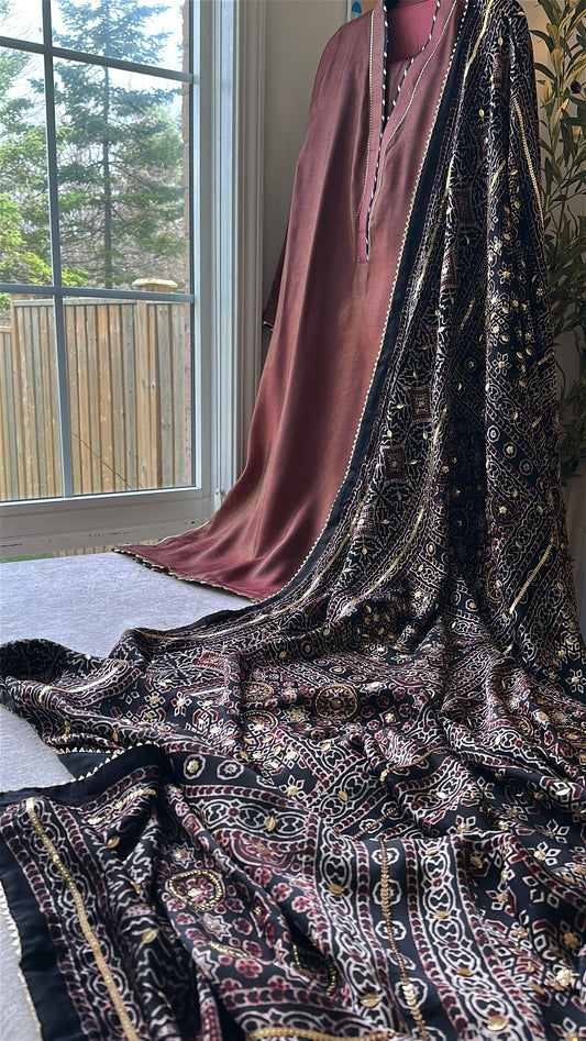 Rosé Noir Ajrak Élan – Where Soft Grace Meets Bold Heritage