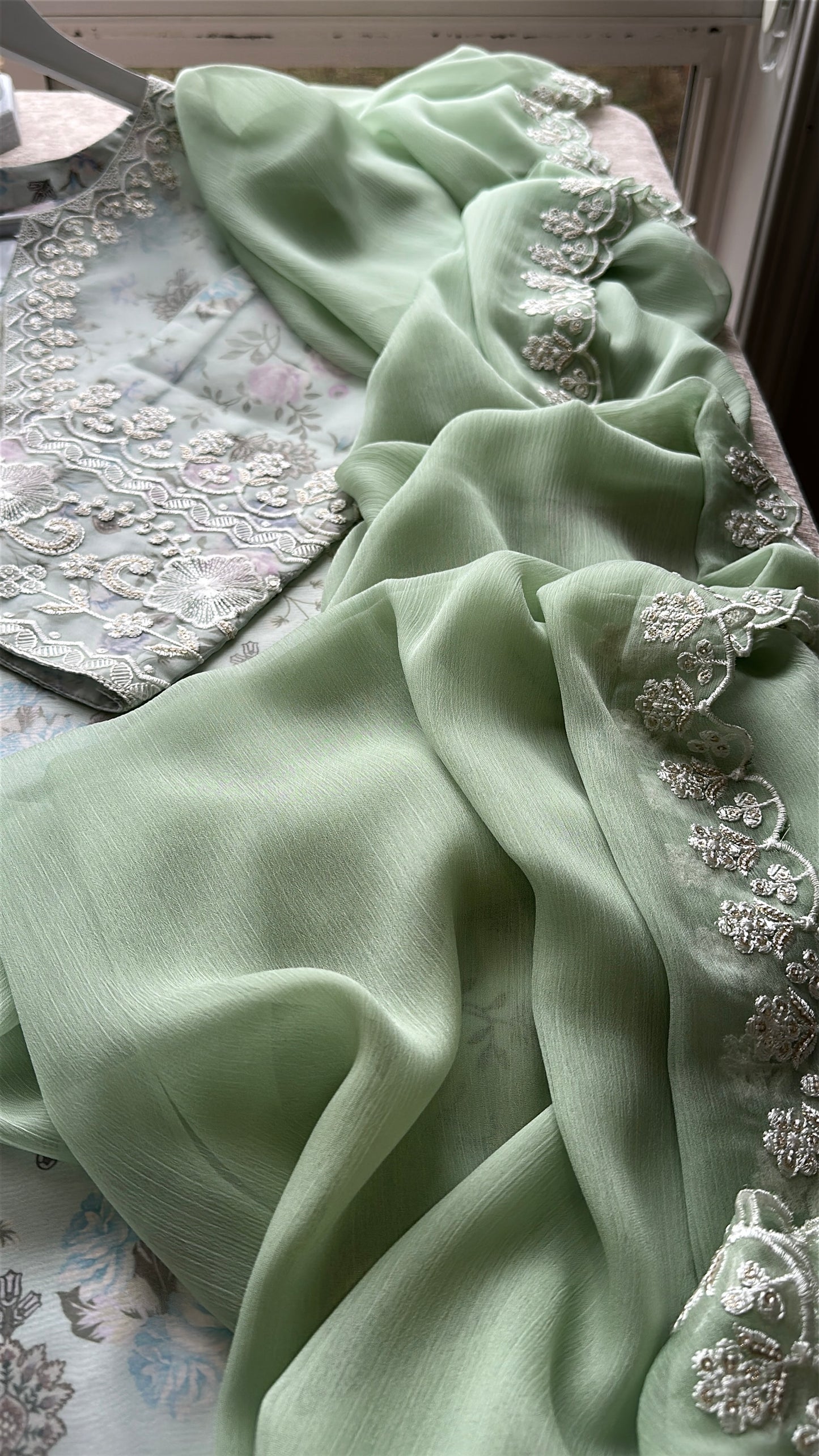 Mint Blossom – Soft Garden Elegance