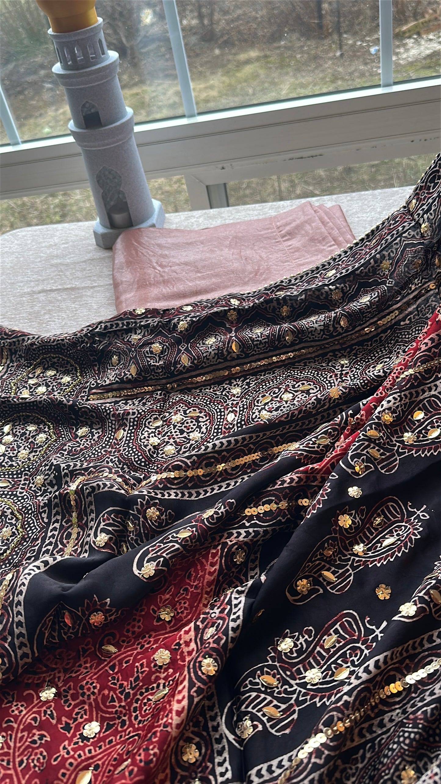 Dusty Rose Ajrak Élan – Soft Elegance, Rooted in Heritage