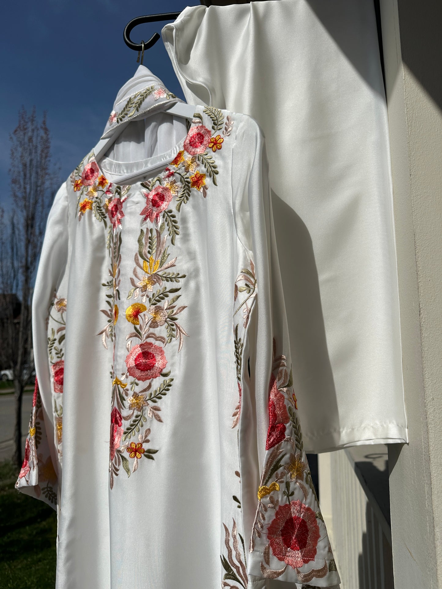 Ivory Bloom Élan – Soft Spring Elegance