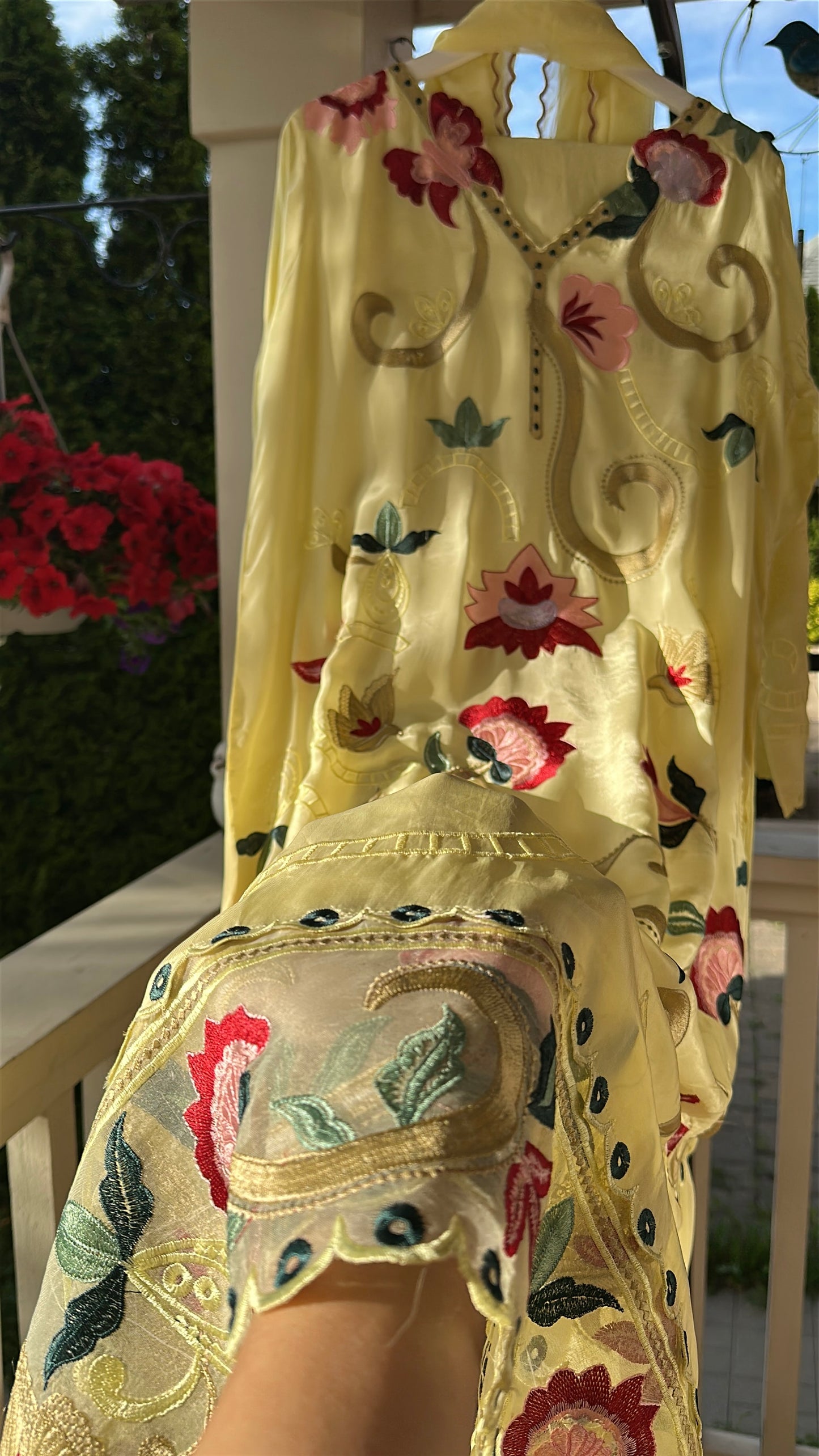 Sunlit Bloom – A Garden in Motion