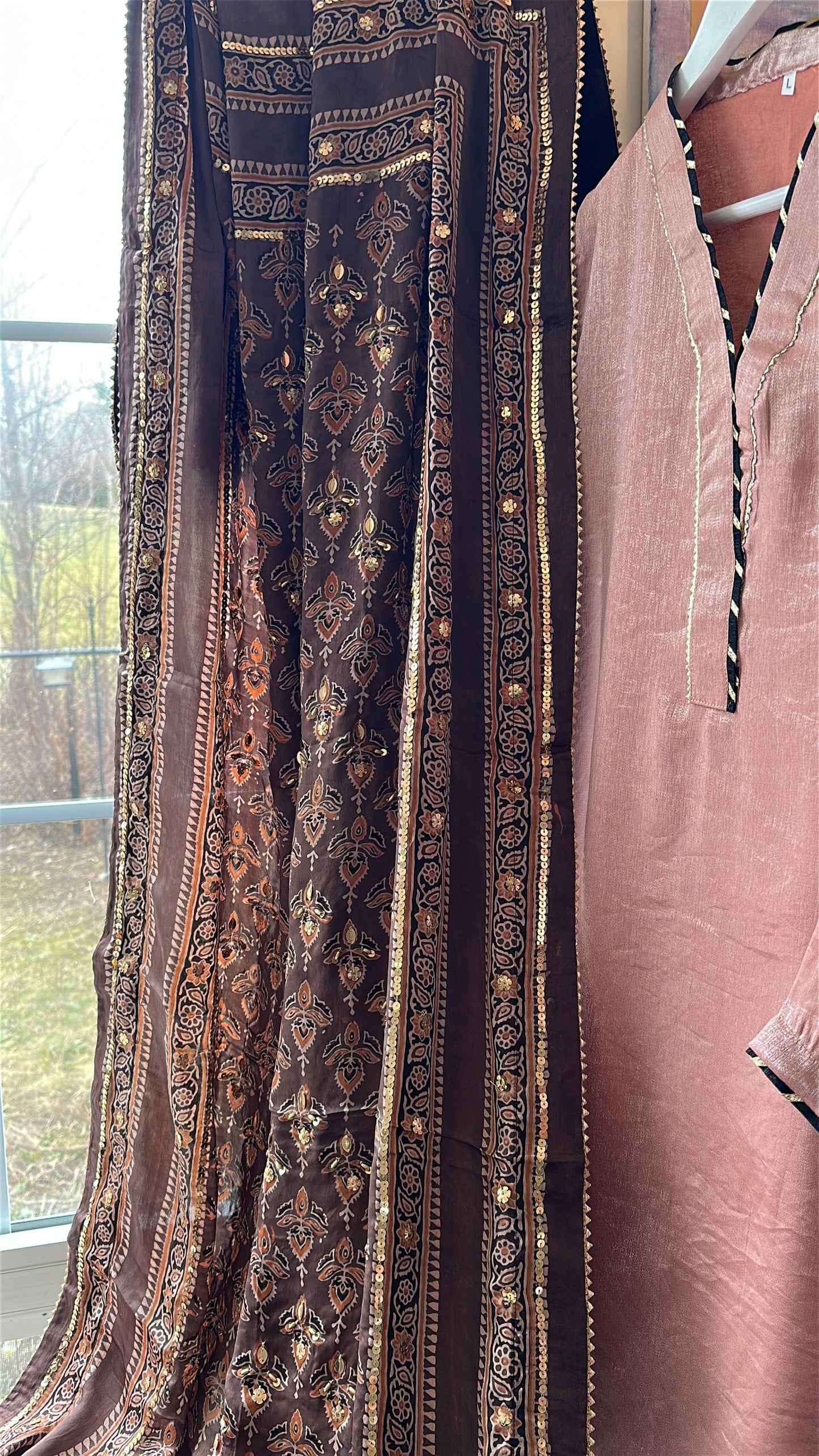 Ajrak Rosé Mehr Élan – A Soft Glow of Heritage & Grace