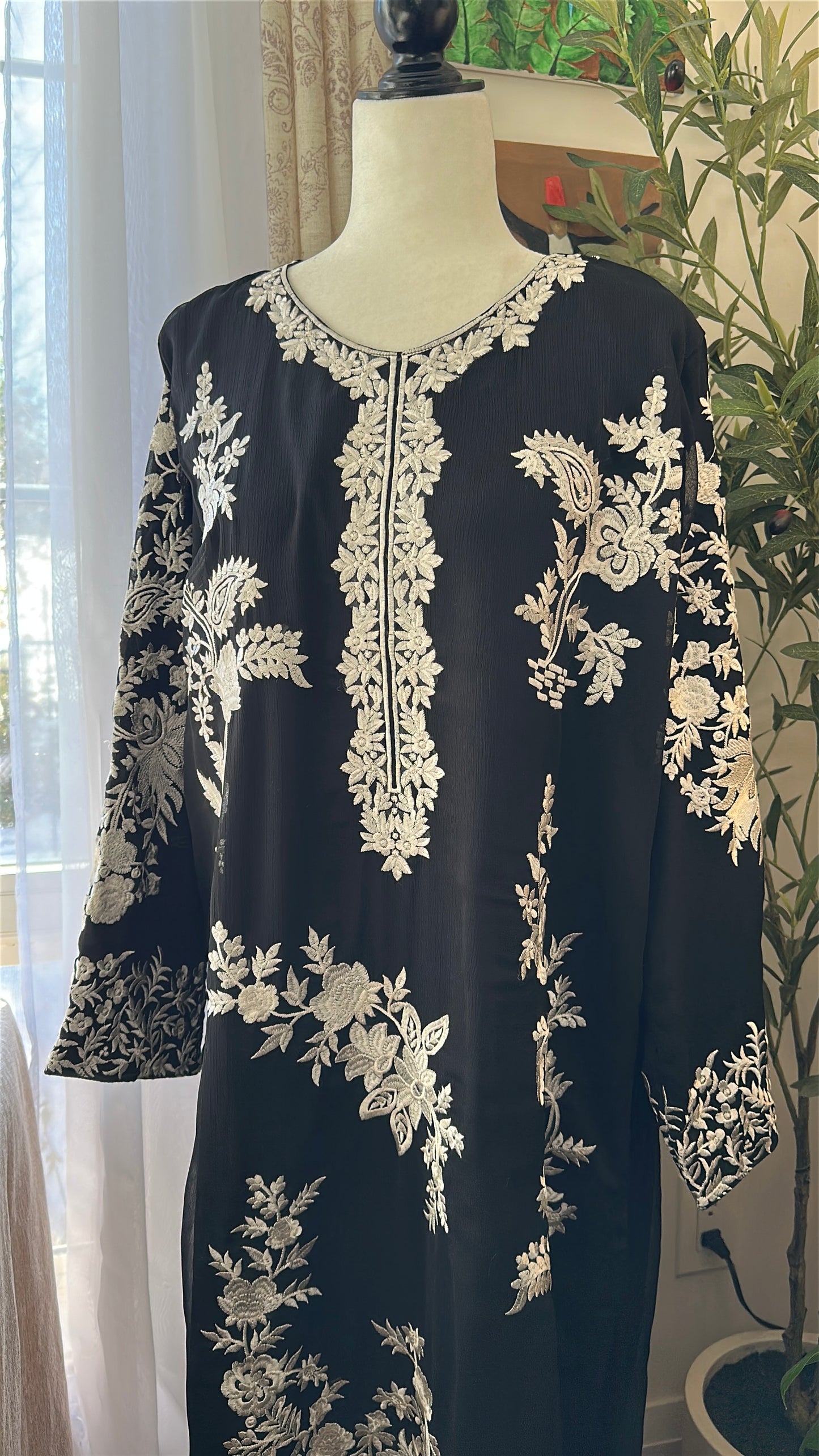 Noir Éclat – The Black & White Chiffon Ensemble