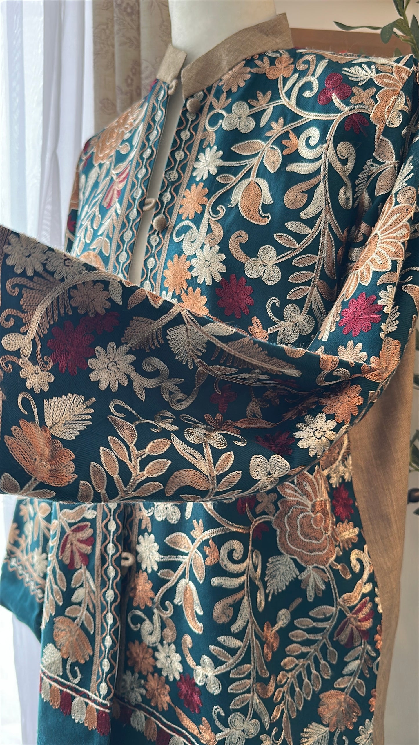 Zar-e-Sabaa – Kashmiri Embroidered Pashmina Coat