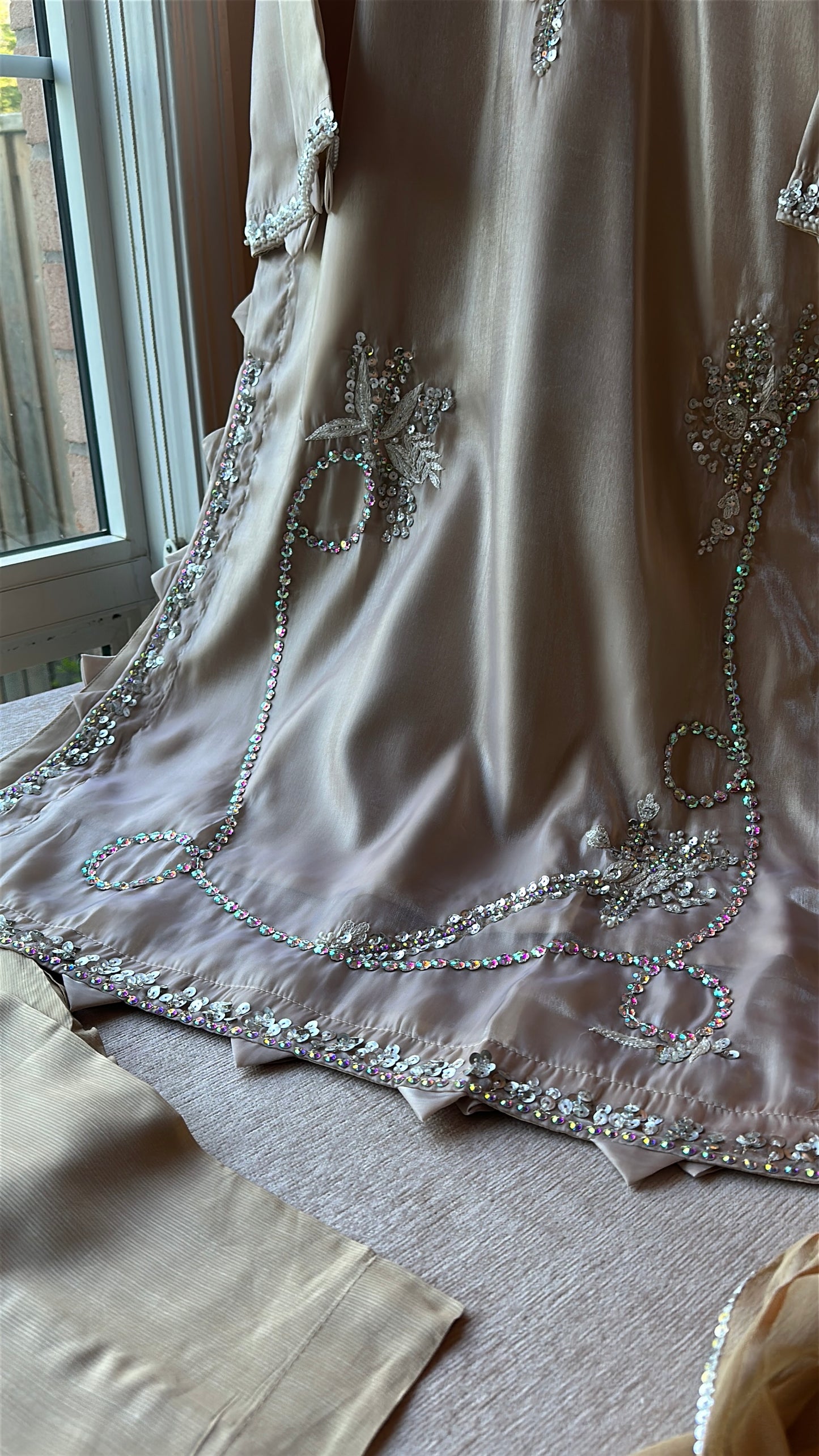 Champagne Aura Élan – Soft Sparkle, Timeless Luxury