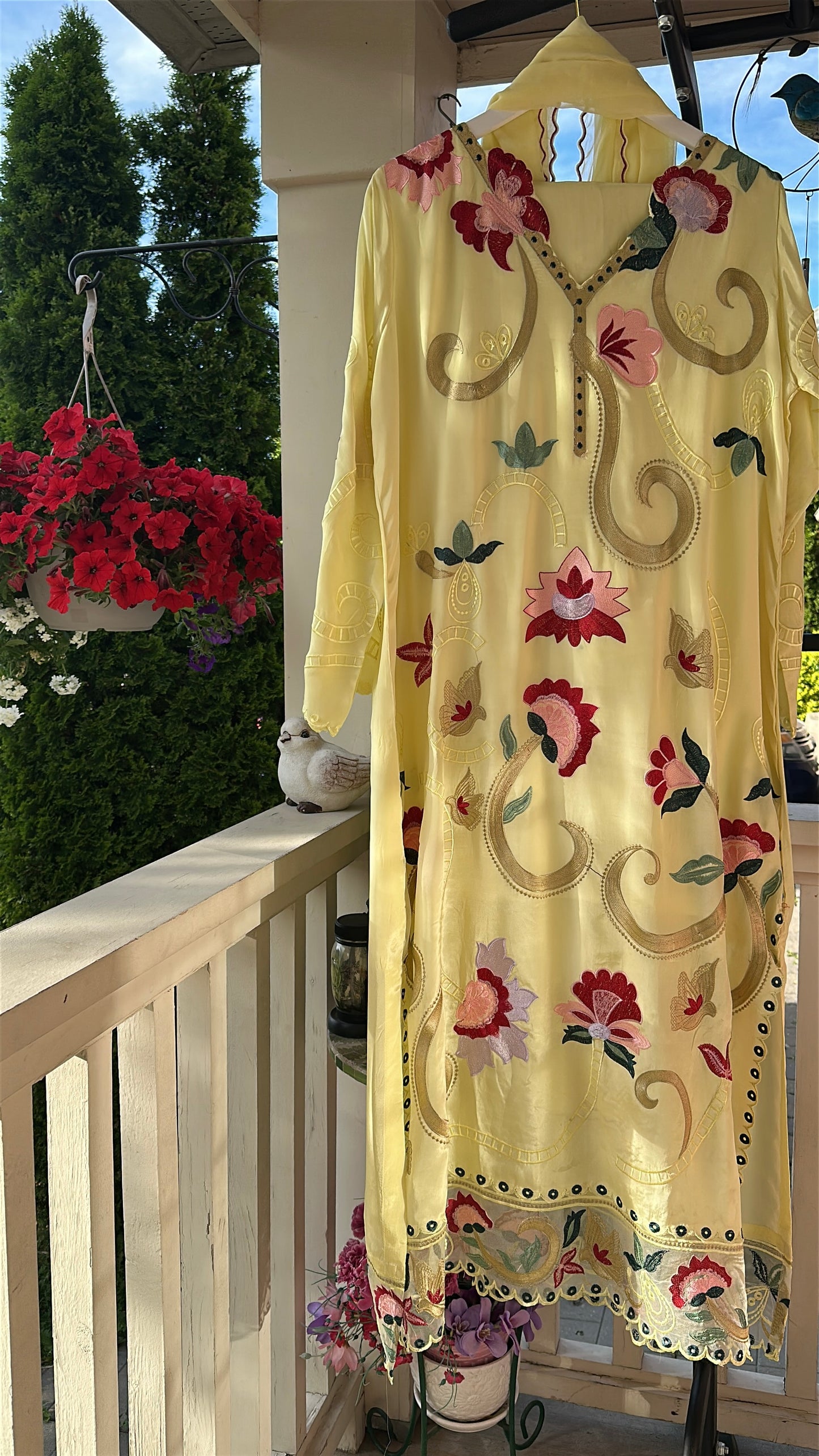 Sunlit Bloom – A Garden in Motion
