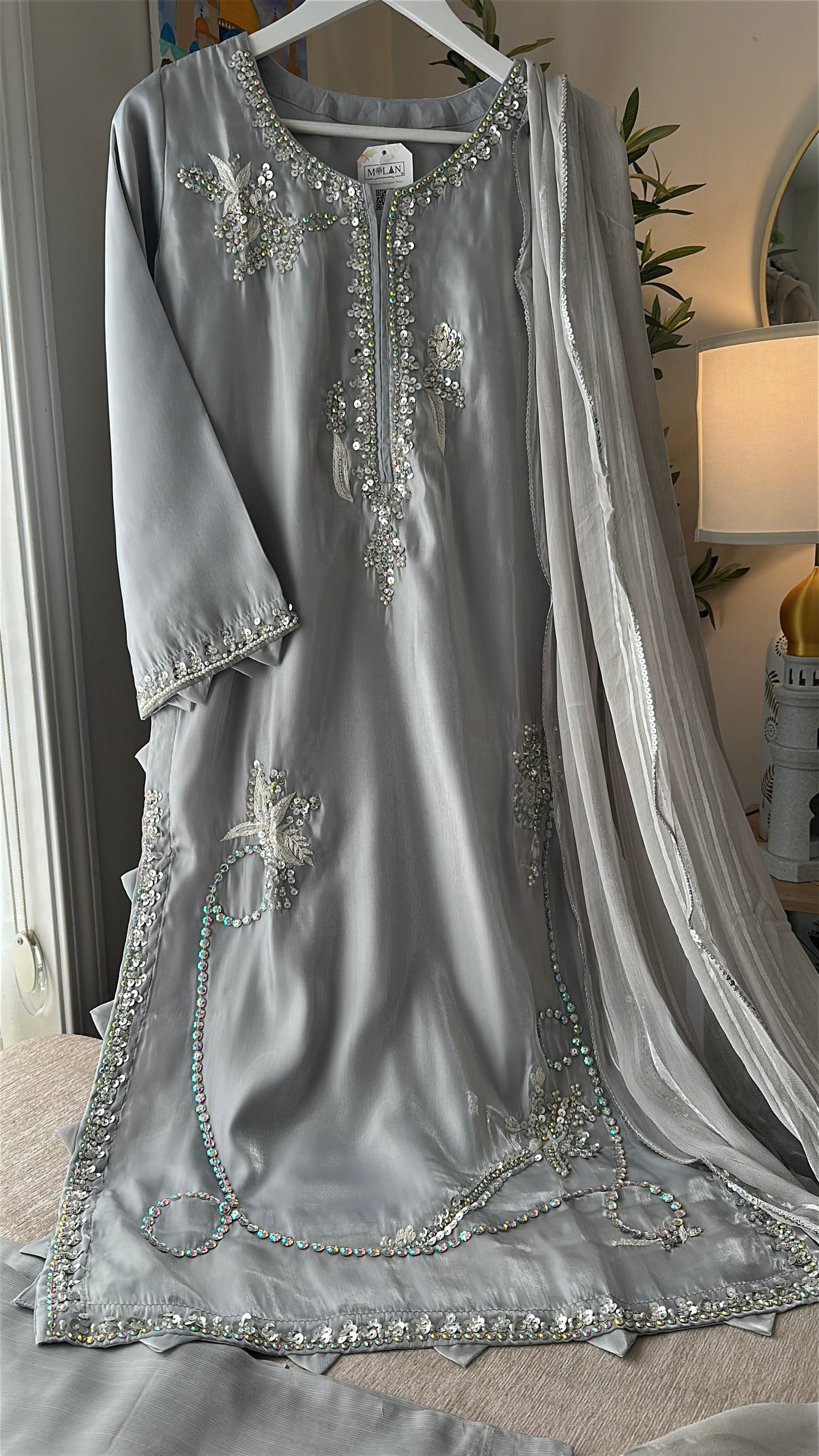 Lunar Mist Élan – Soft Glamour in Every Detail