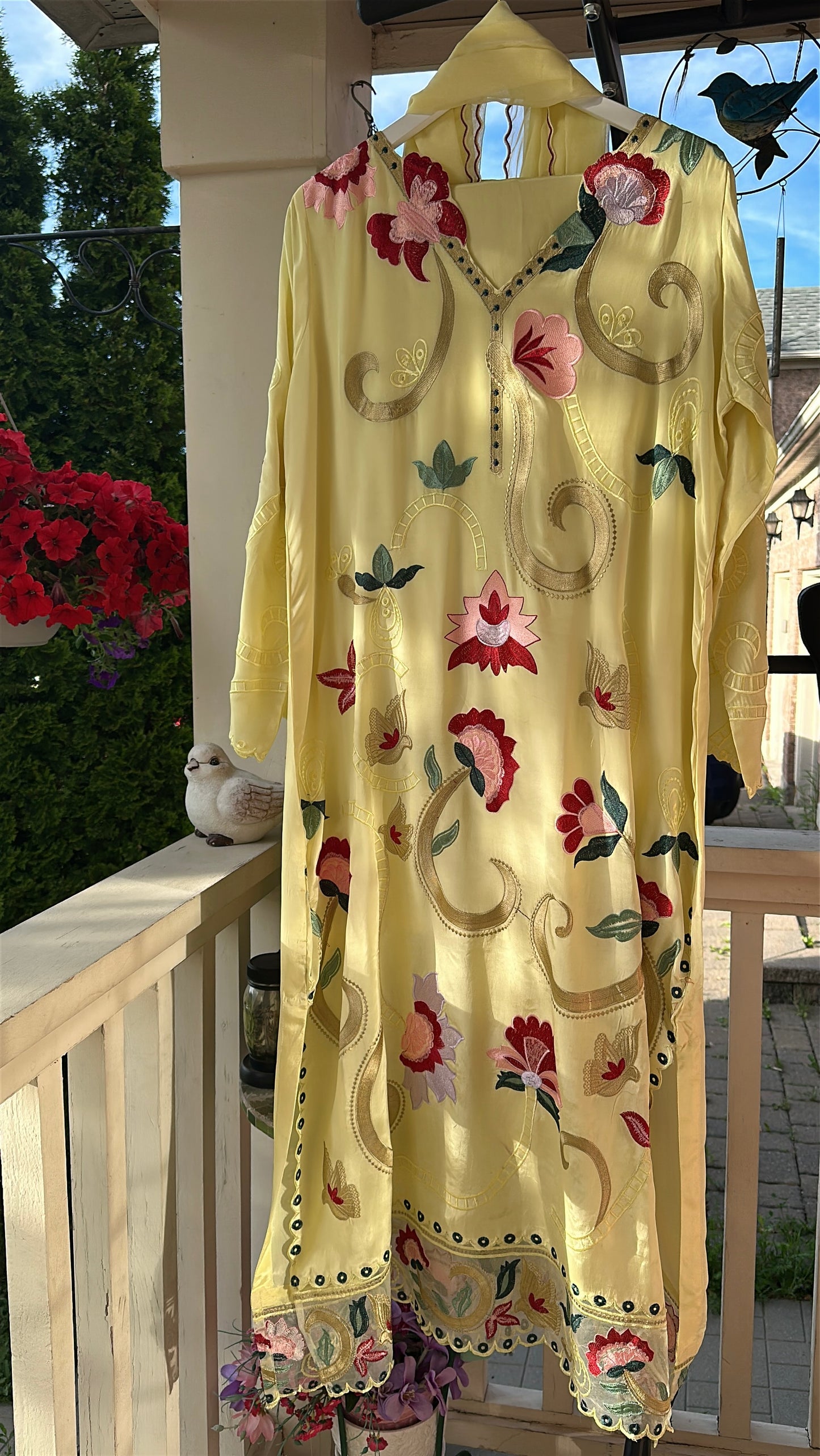 Sunlit Bloom – A Garden in Motion