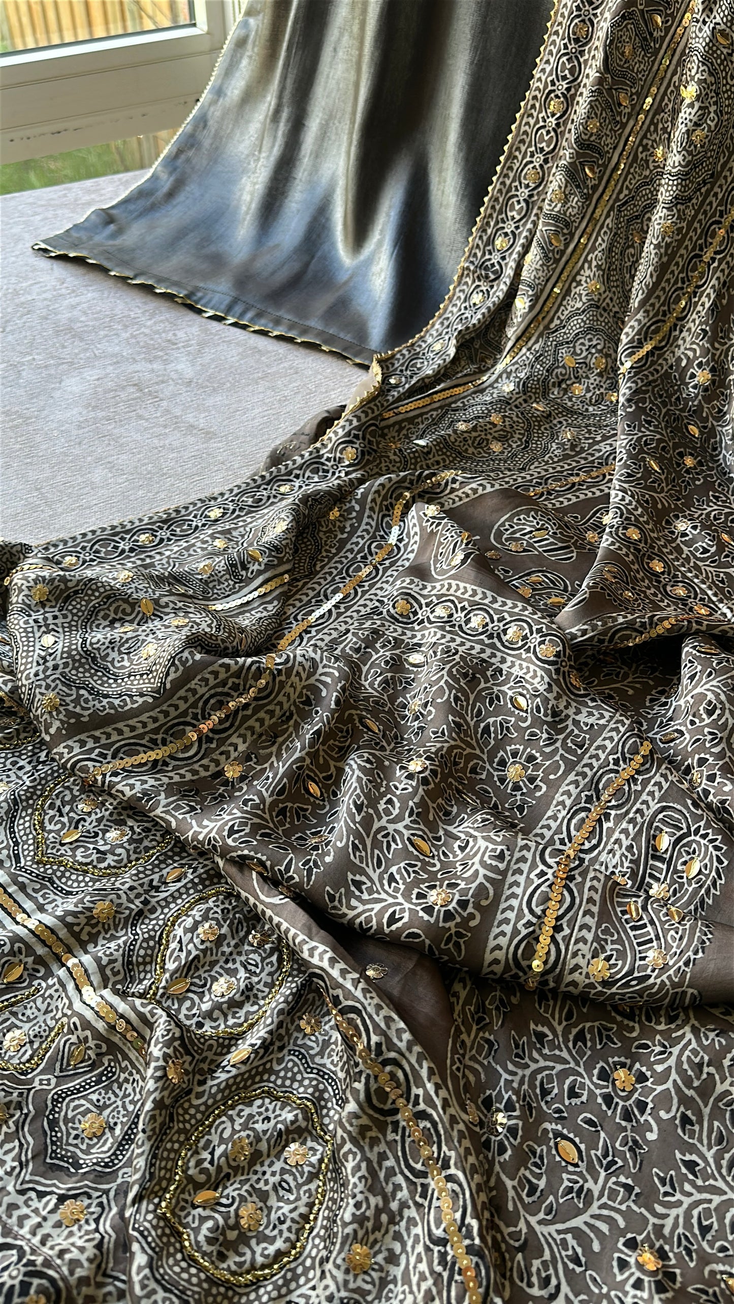 Noir Ajrak Zareen Élan – Midnight Heritage in Motion