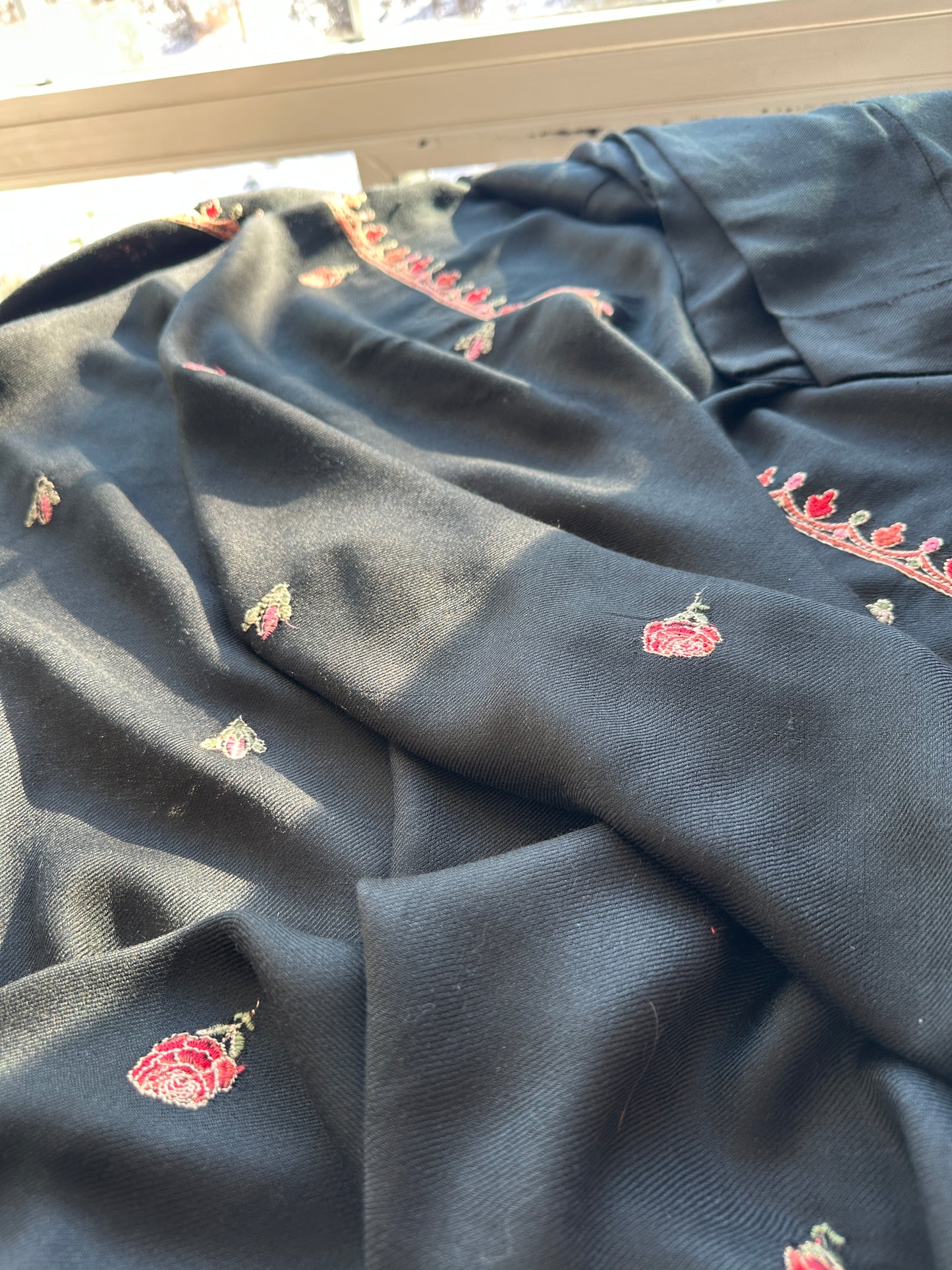 Gulab-e-Jaanaan – The Kashmiri Rose Jaal Pashmina Set