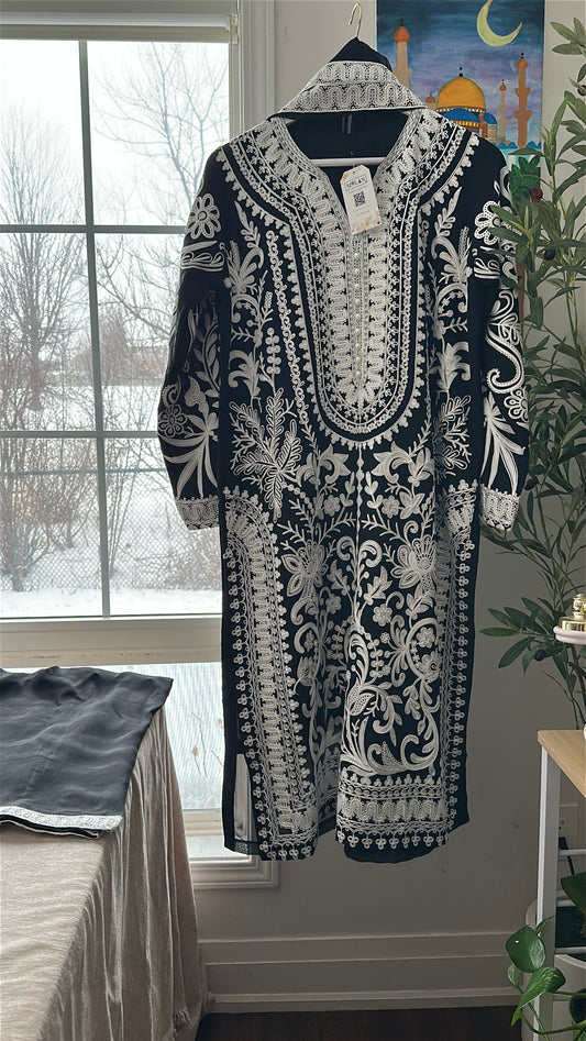 Noir Ivory Élan – Midnight Elegance Reimagined